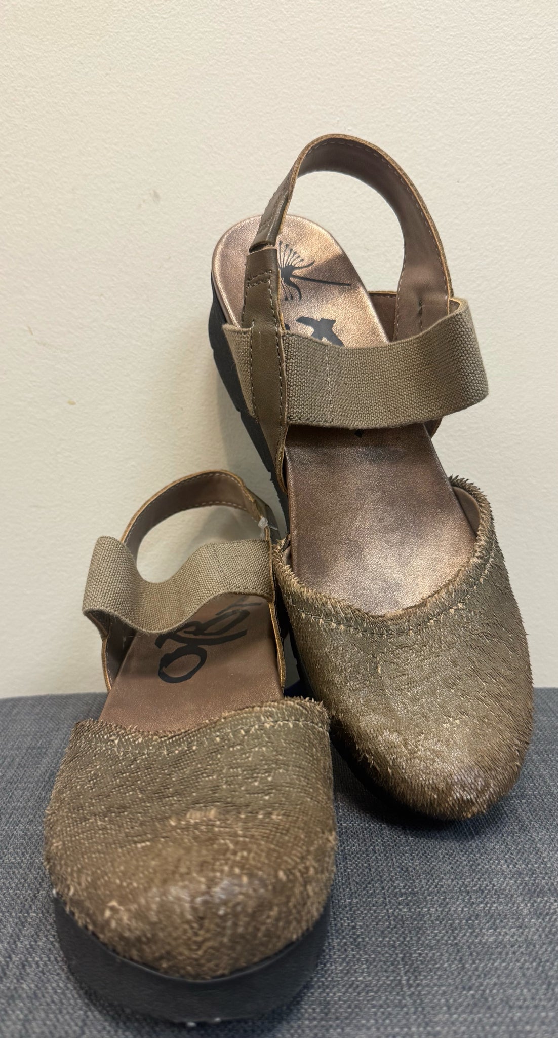 9.5 OTBT Olive SHOES