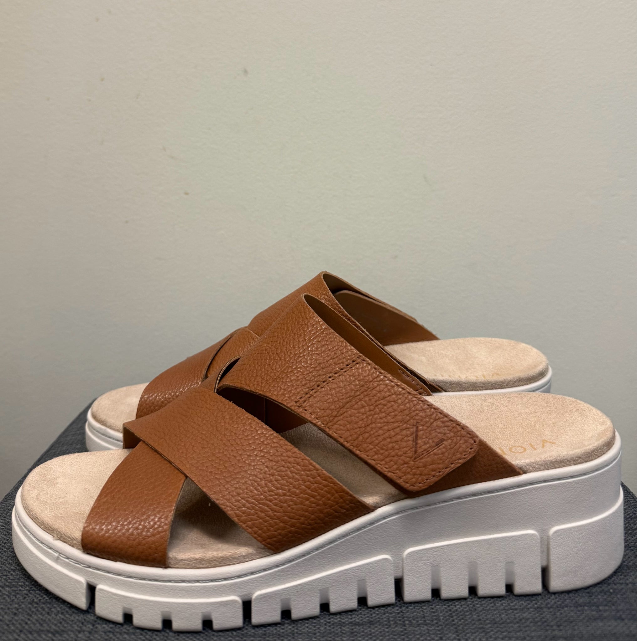 10 VIONIC Brown Sandals