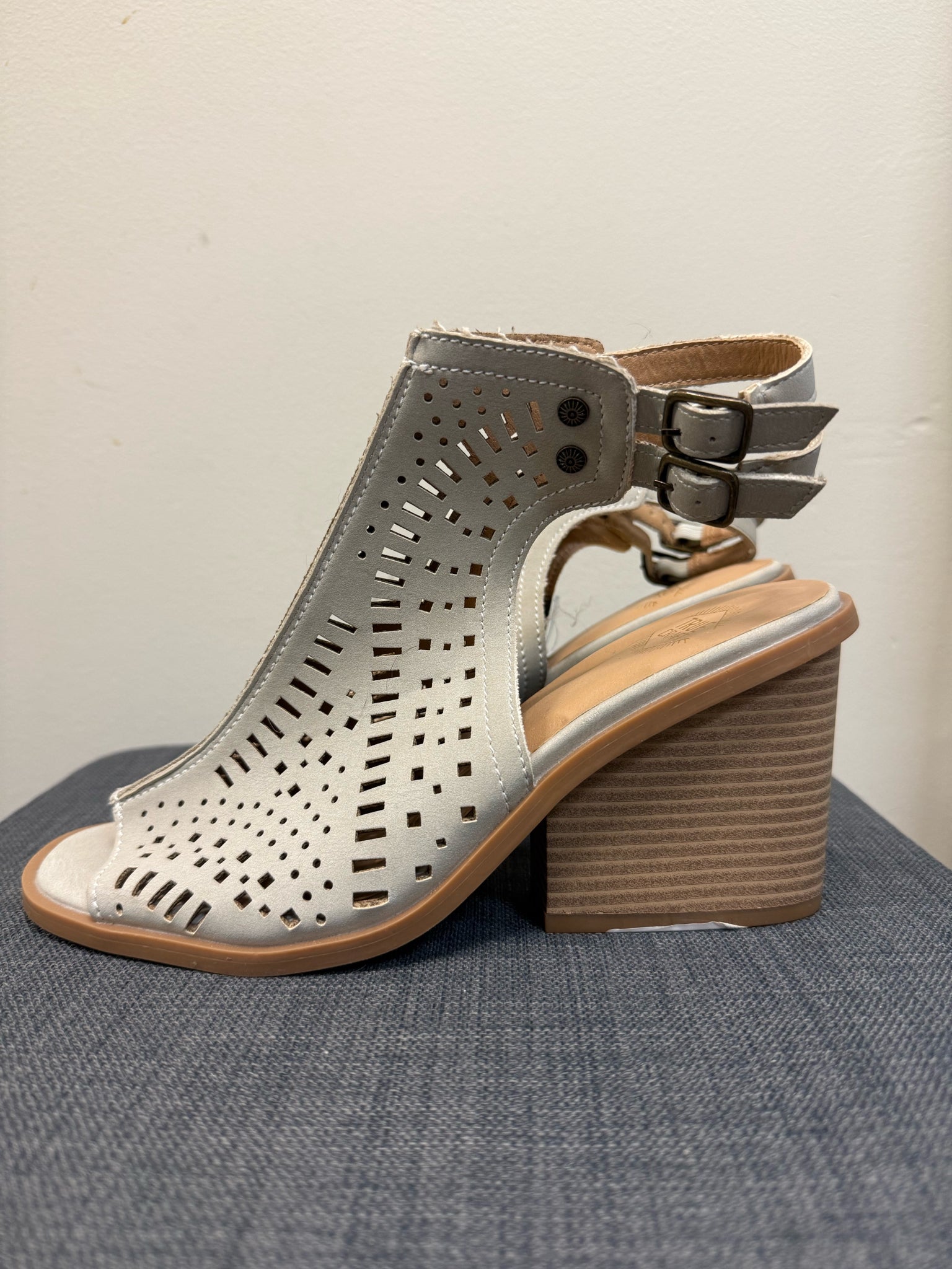TRUE CRAFT 8 Taupe Sandals