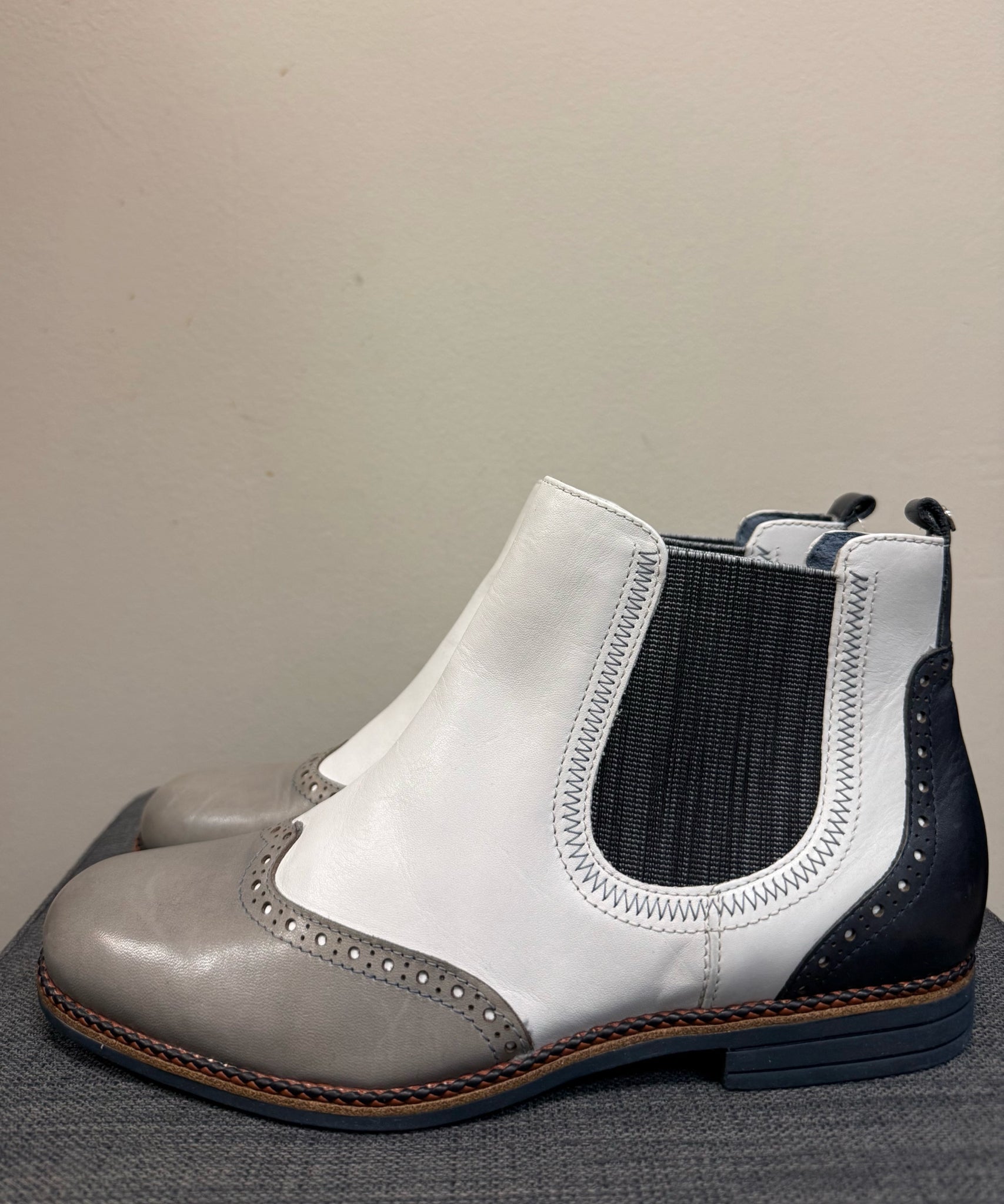 8.5 TAMARIS WHITE AND GREY Boots