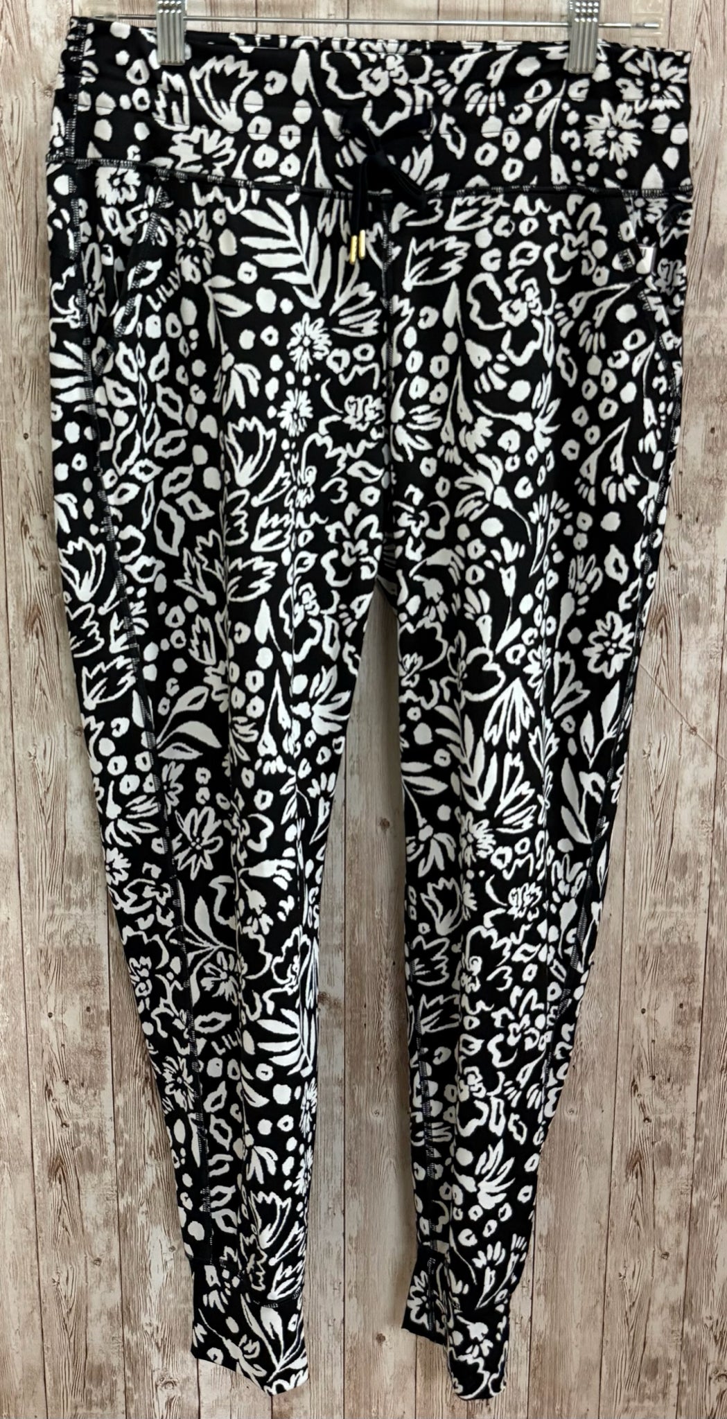 Size M LILLY PULITZER BLACK AND WHITE PRINT Leggings