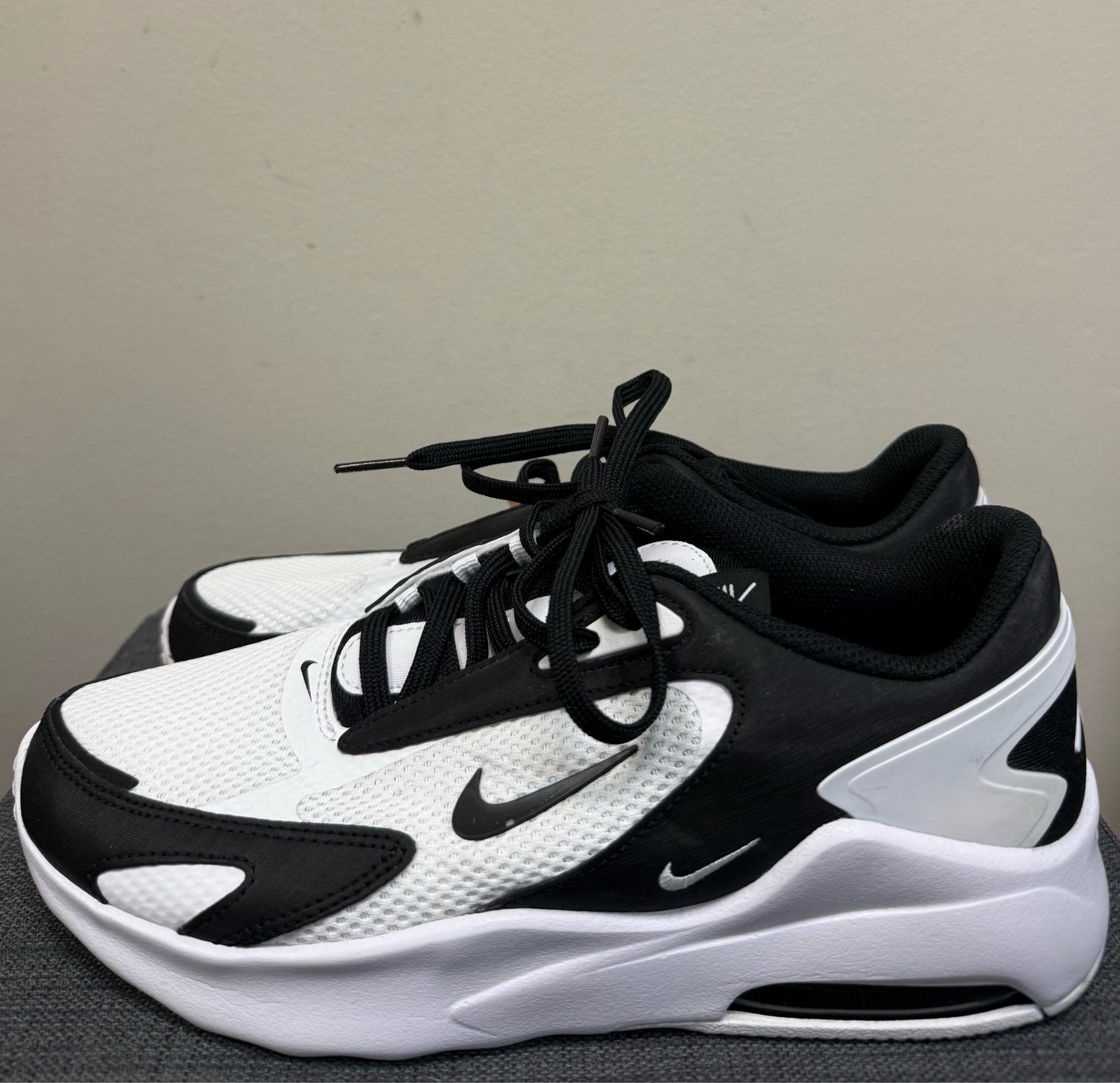 9.5 NIKE White and Black Sneakers