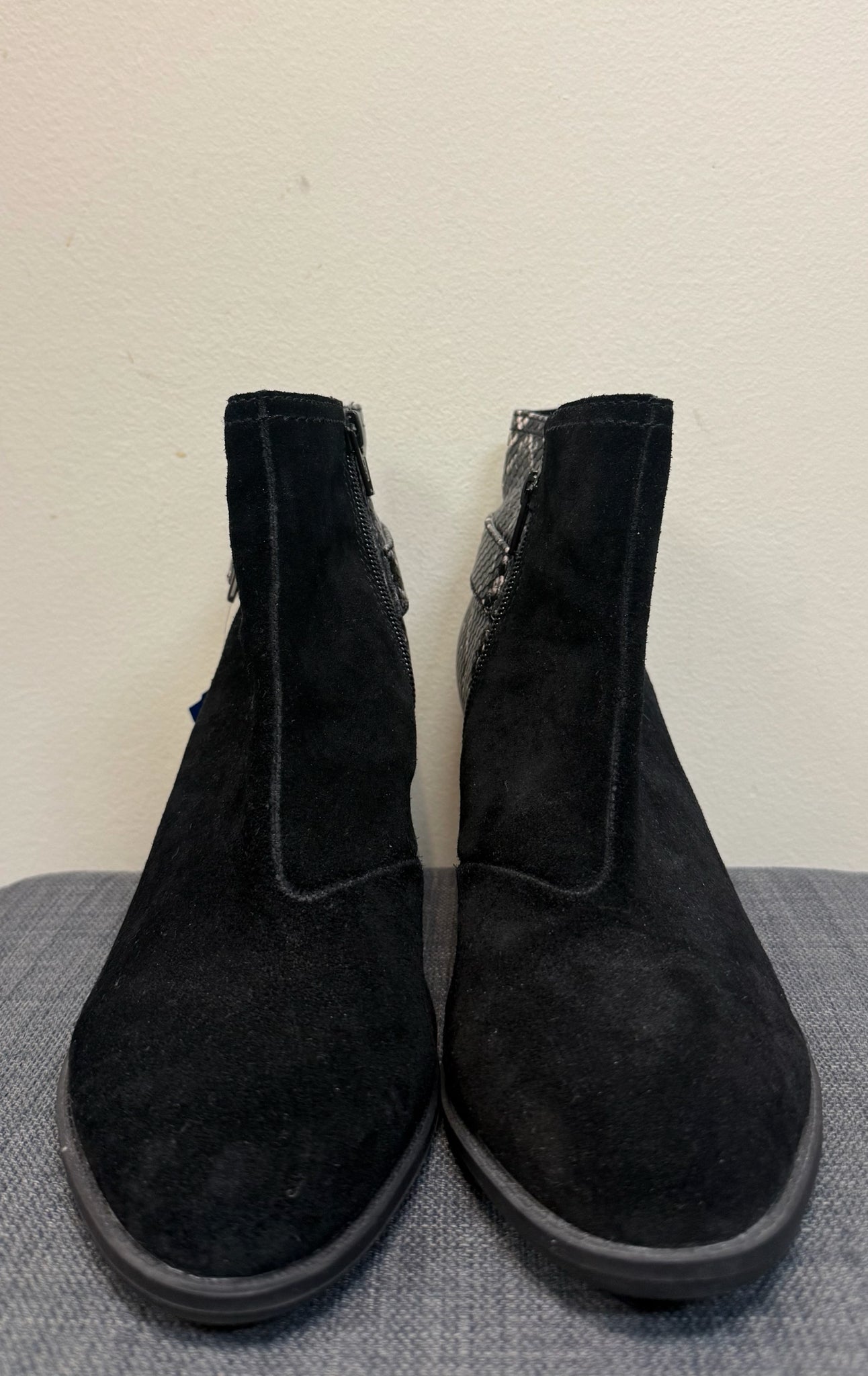 8 VIONIC Black Boots