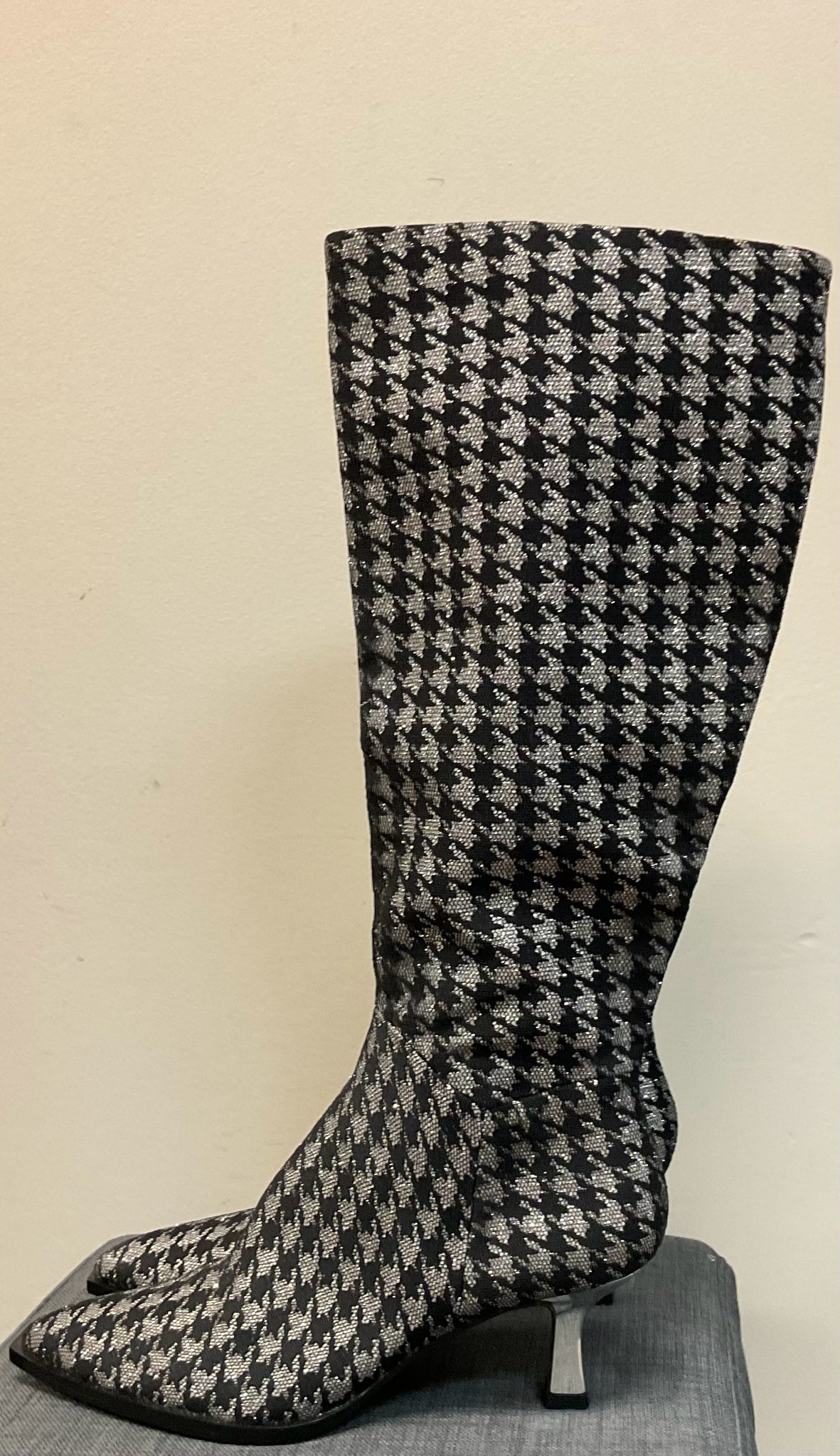 10 BETSY JOHNSON BLACK AND GREY PLAID Boots