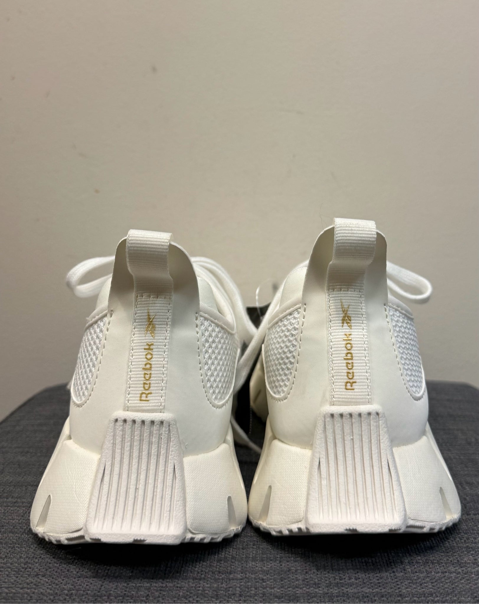 8.5 REEBOK Cream Sneakers