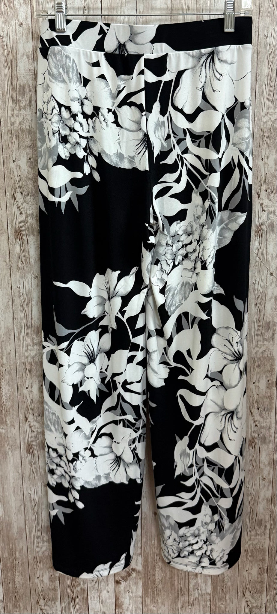 Size XS WHITEHOUSE/BLACK MKT BLACK AND WHITE Pants