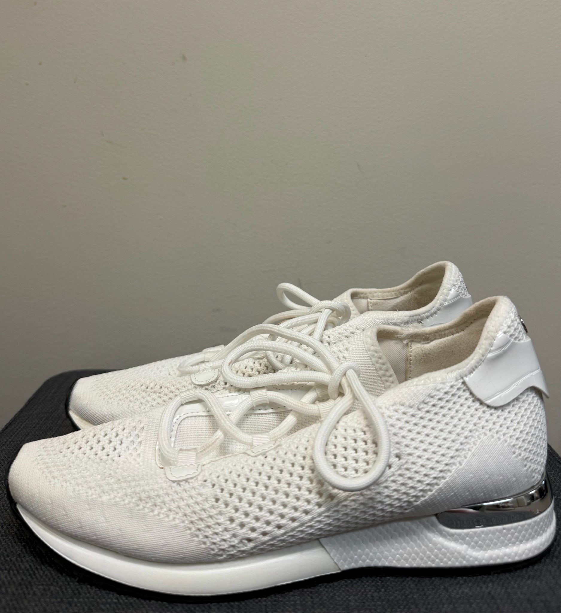 7 J SLIDES Cream SHOES