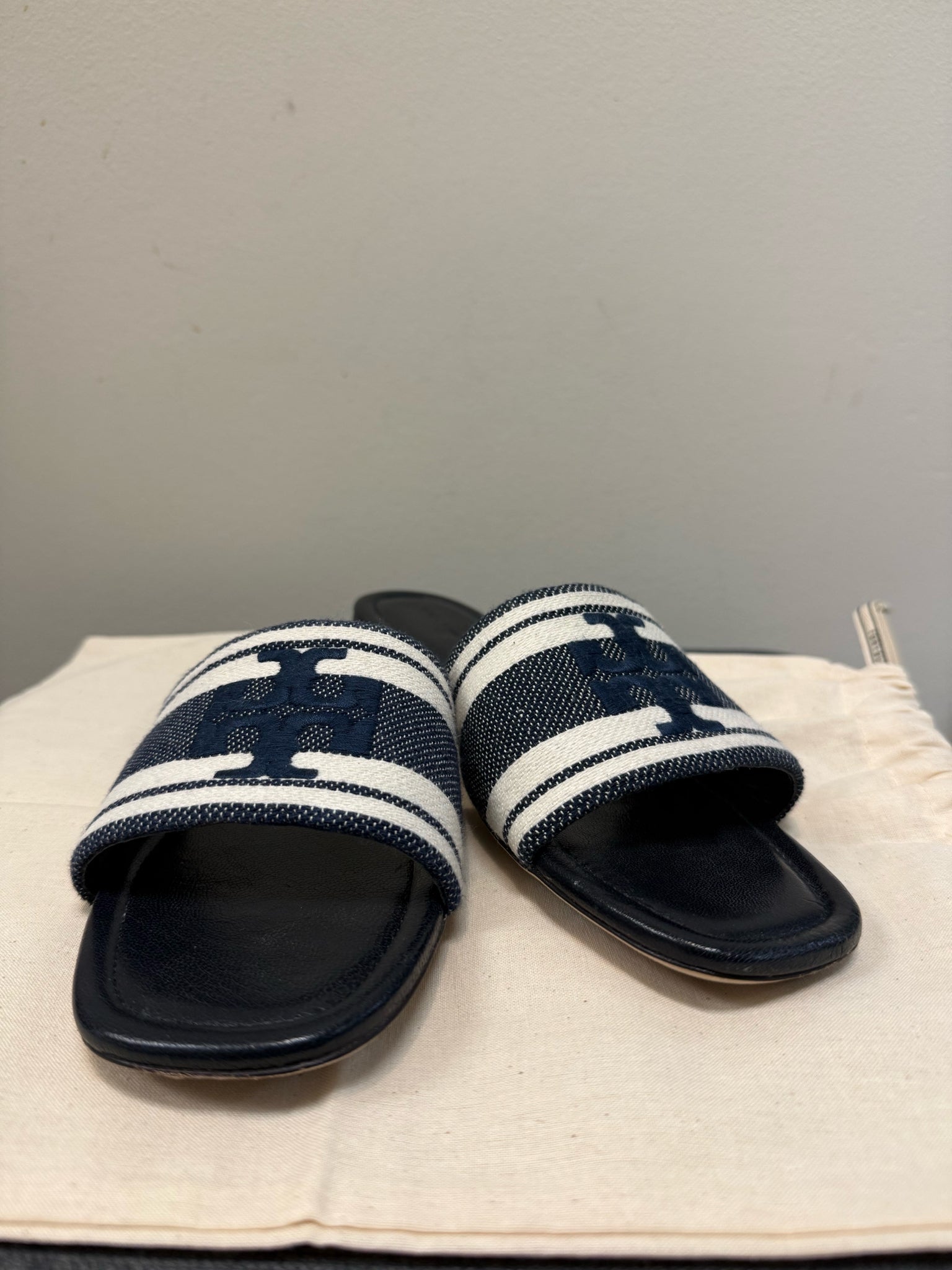 TORY BURCH 8.5 NAVY AND WHITE Sandals