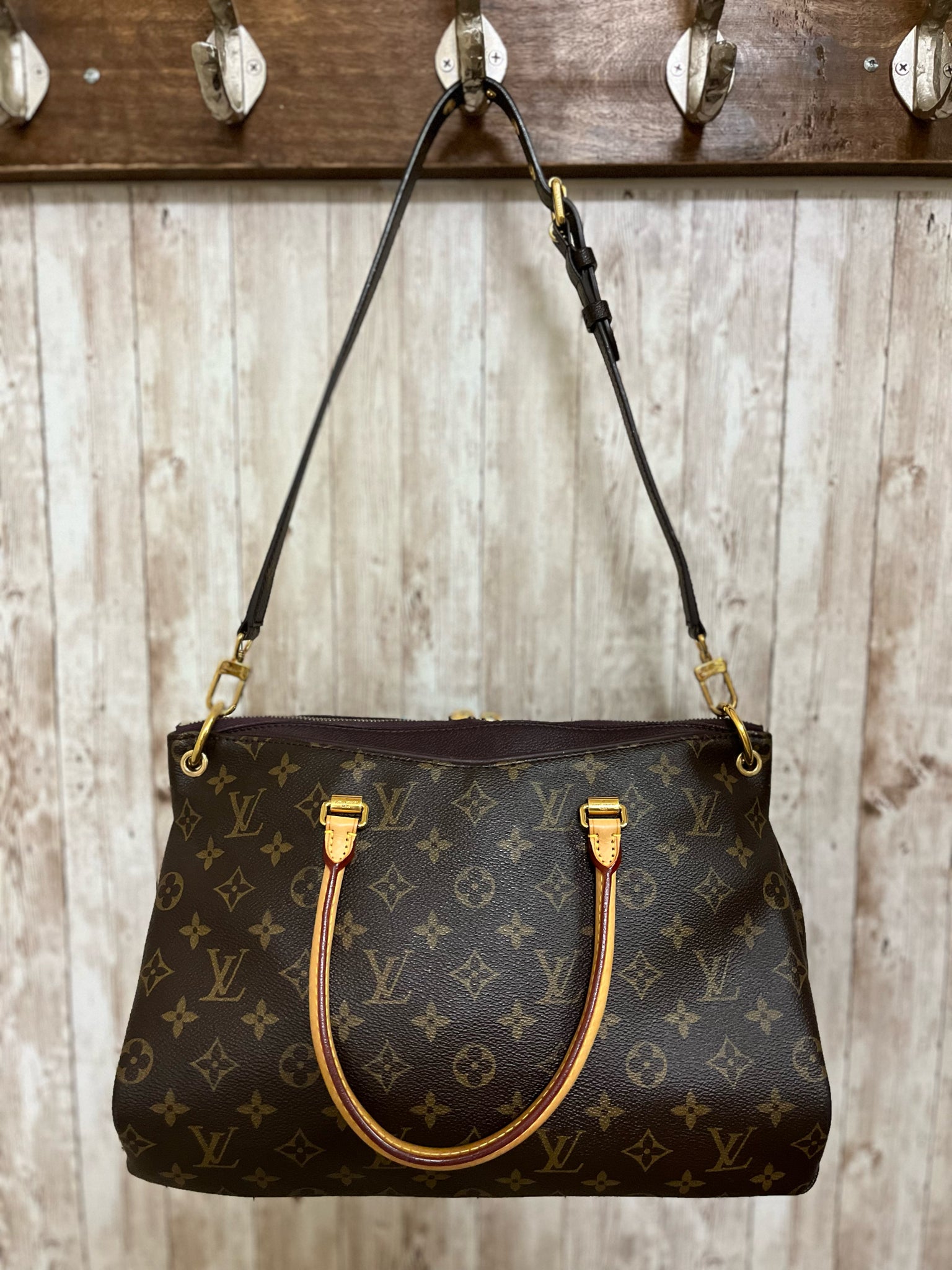 LOUIS VUITTON Purse