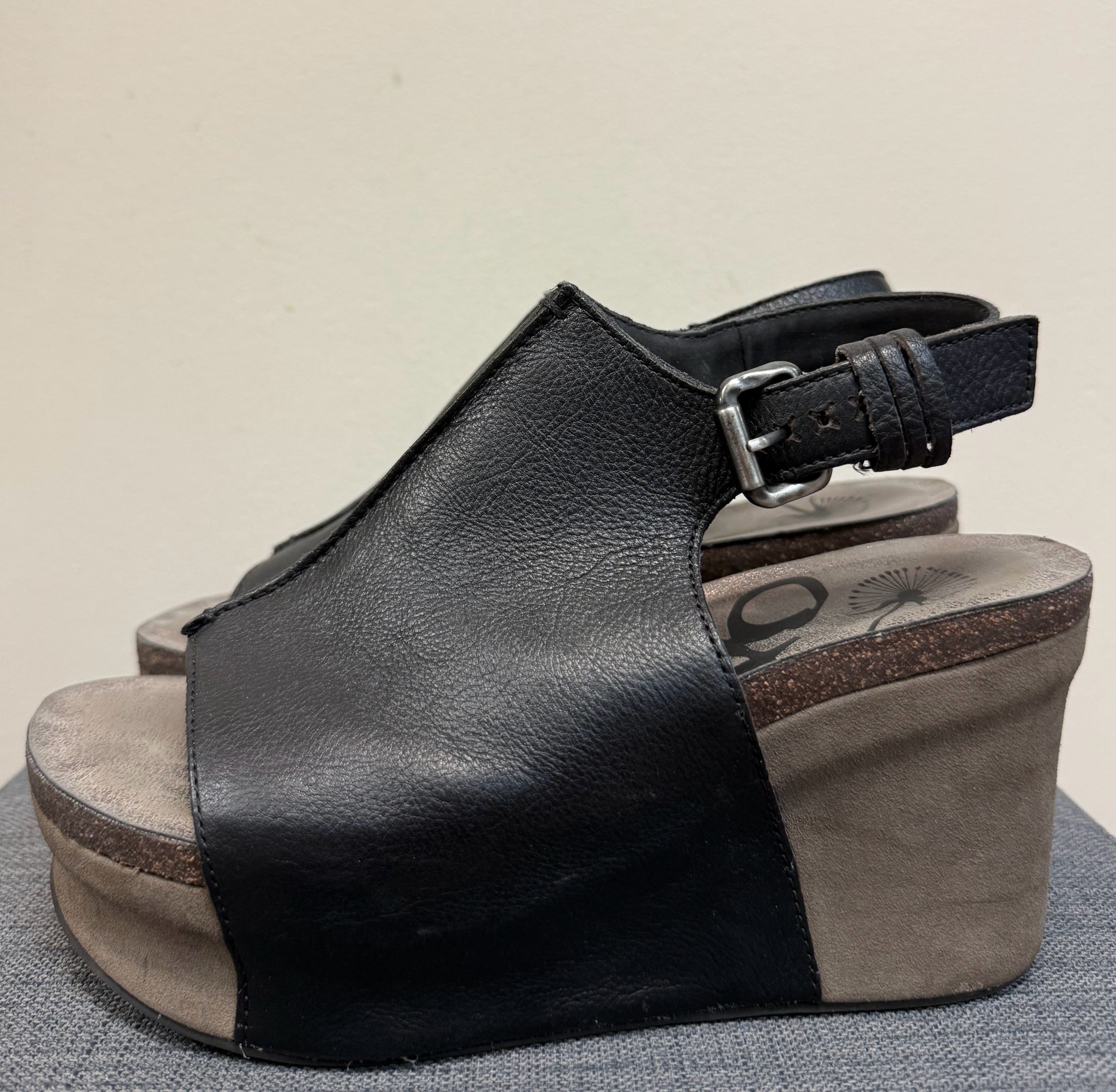 7.5 OTBT Black Sandals