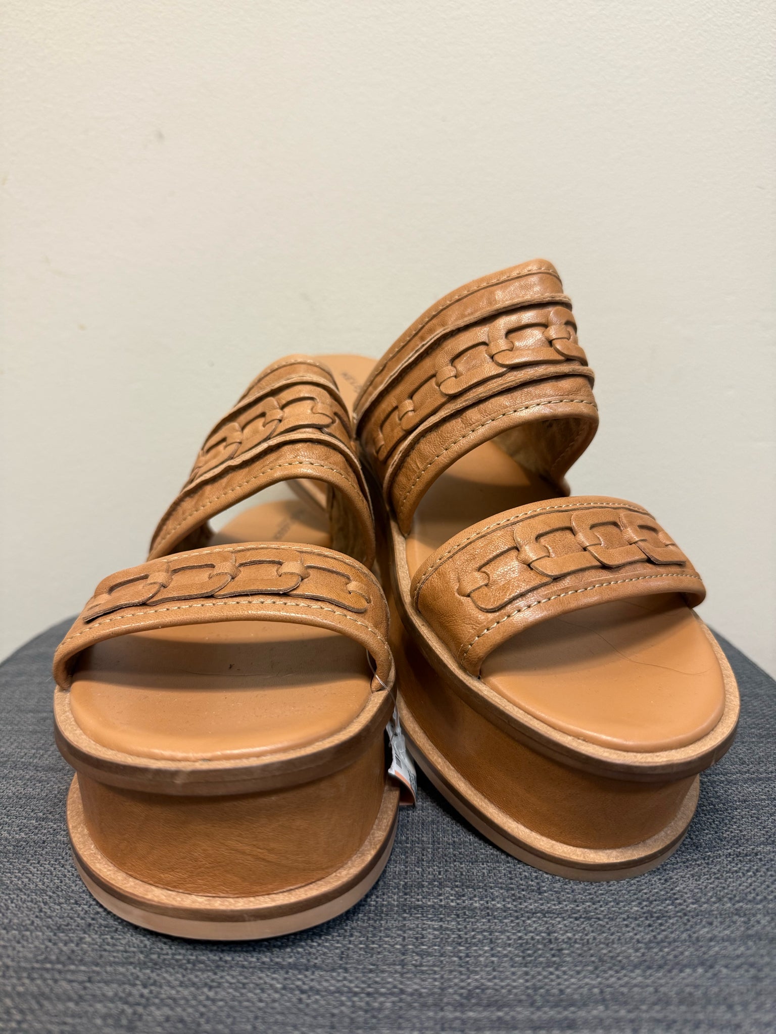 10 KELSI DAGGER Tan Sandals