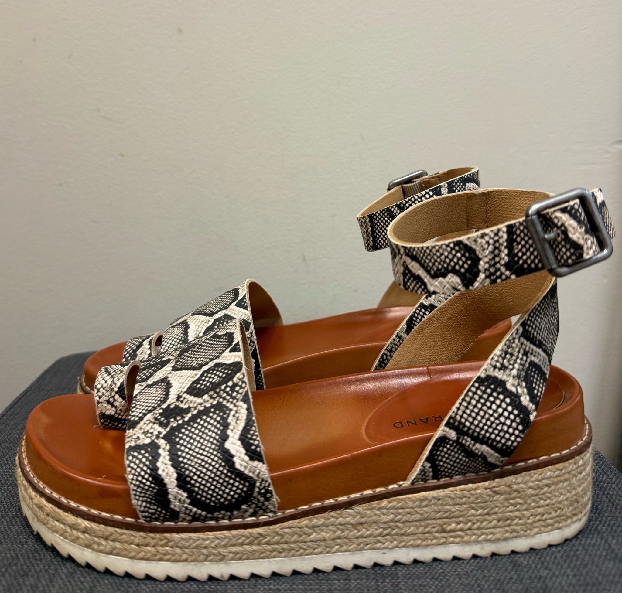7.5 LUCKY BRAND SNAKE Sandals