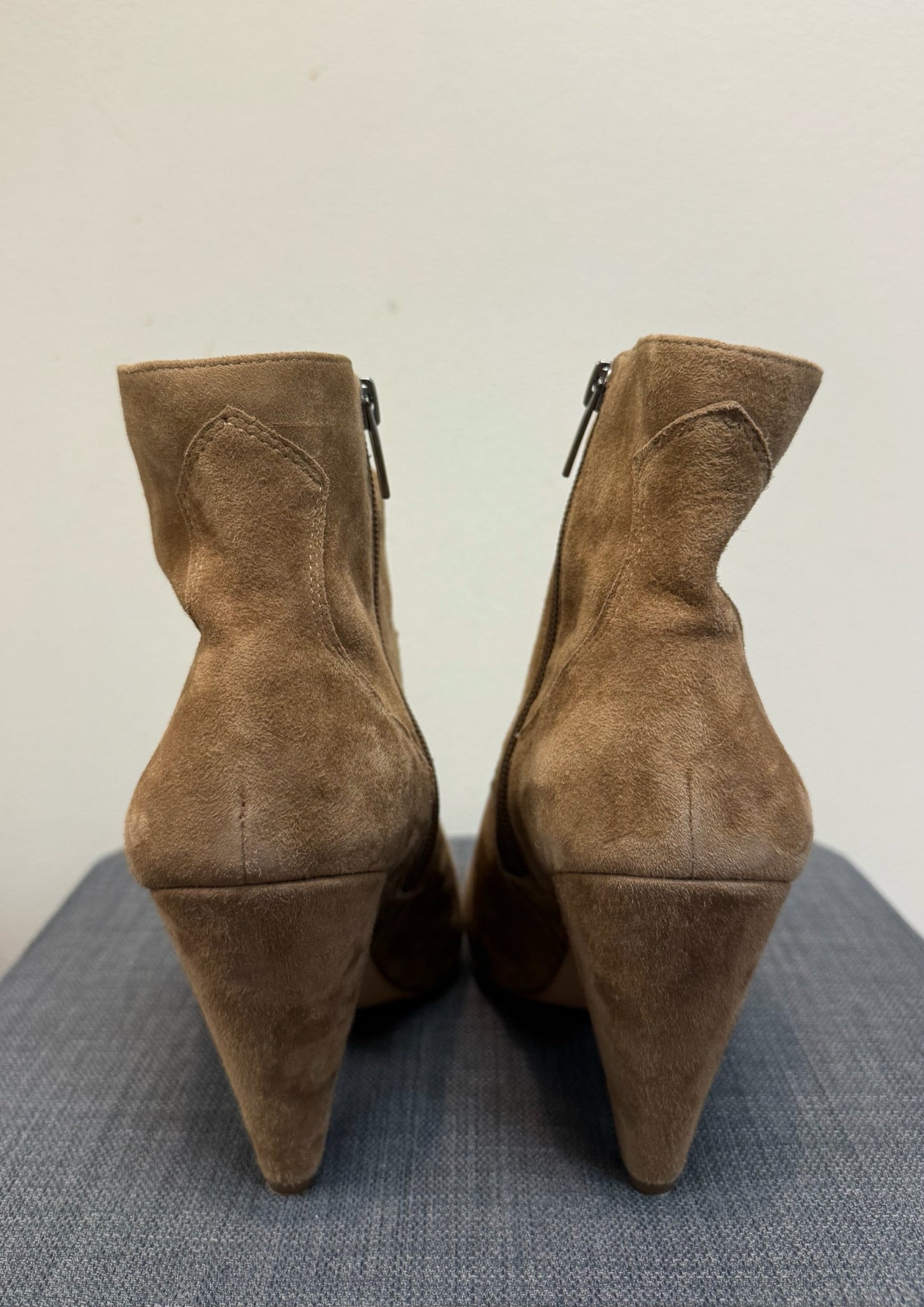 VINCE CAMUTO 10 TAN SUEDE Boots