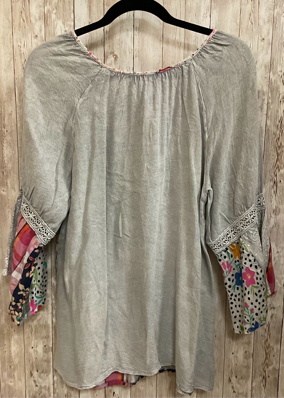 Size M YOUNG THREADS GREY MULTI Top
