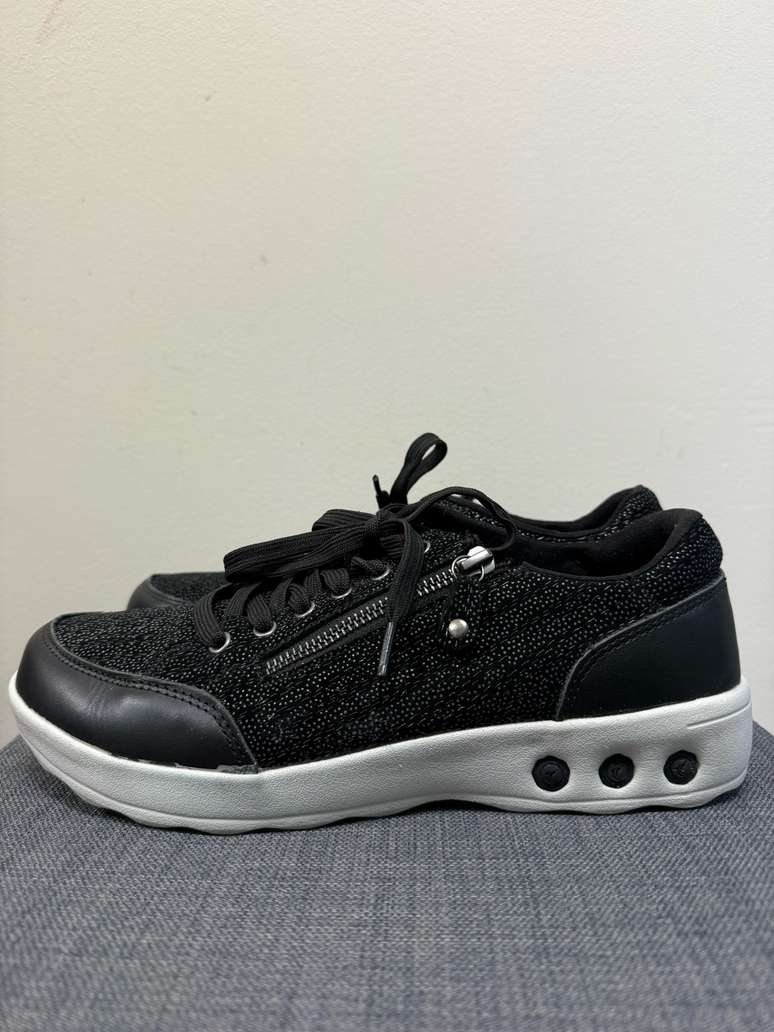 THERAFIT 9.5 Black Sneakers