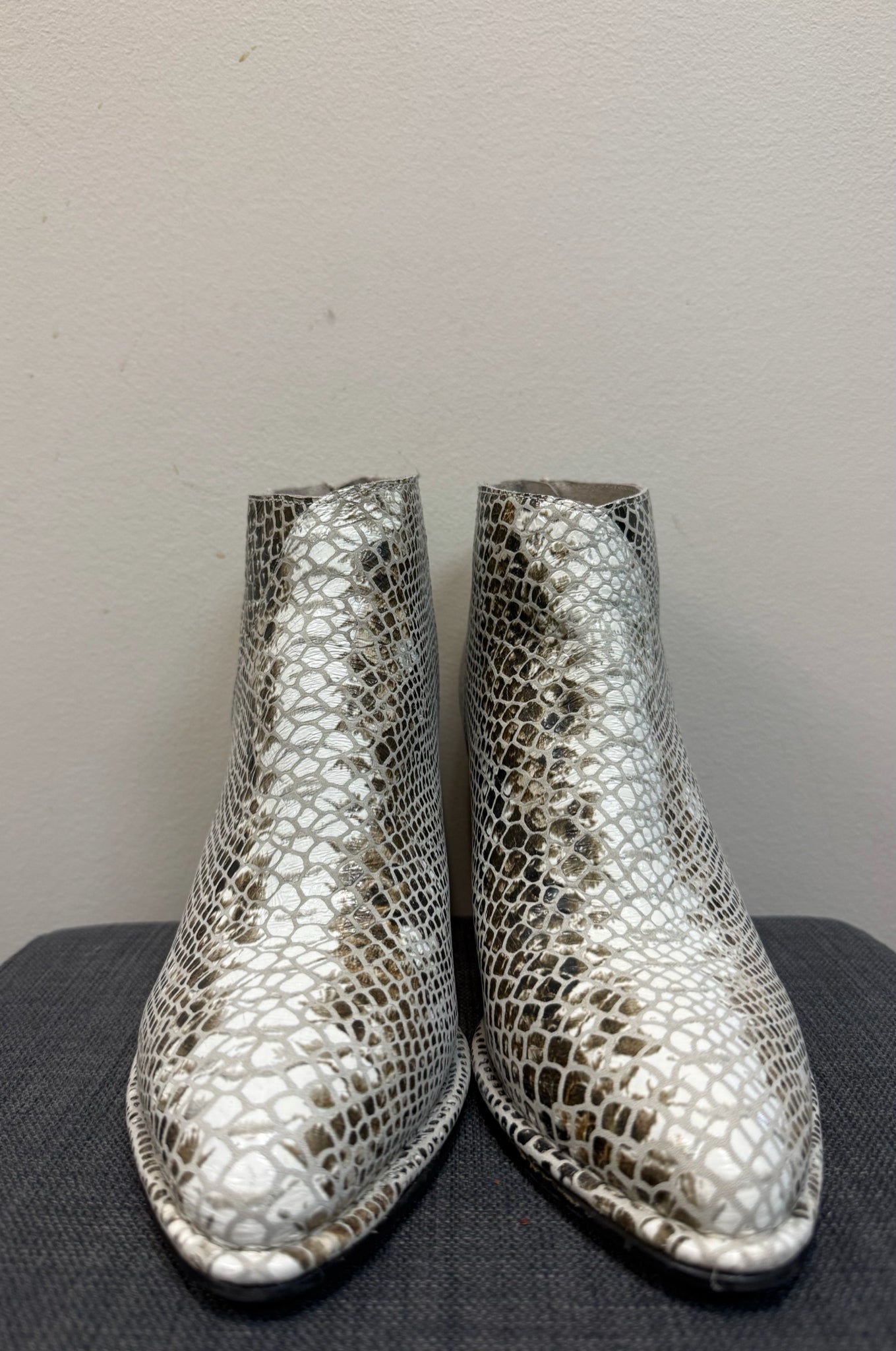 9 DIBA TRUE WHITE SNAKE Boots