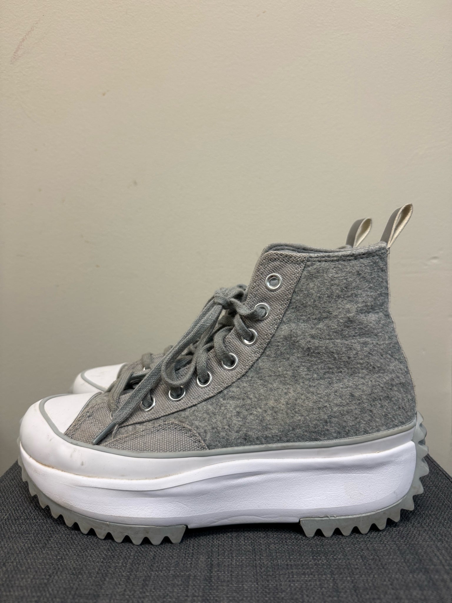 8 CONVERSE GREY SHOES
