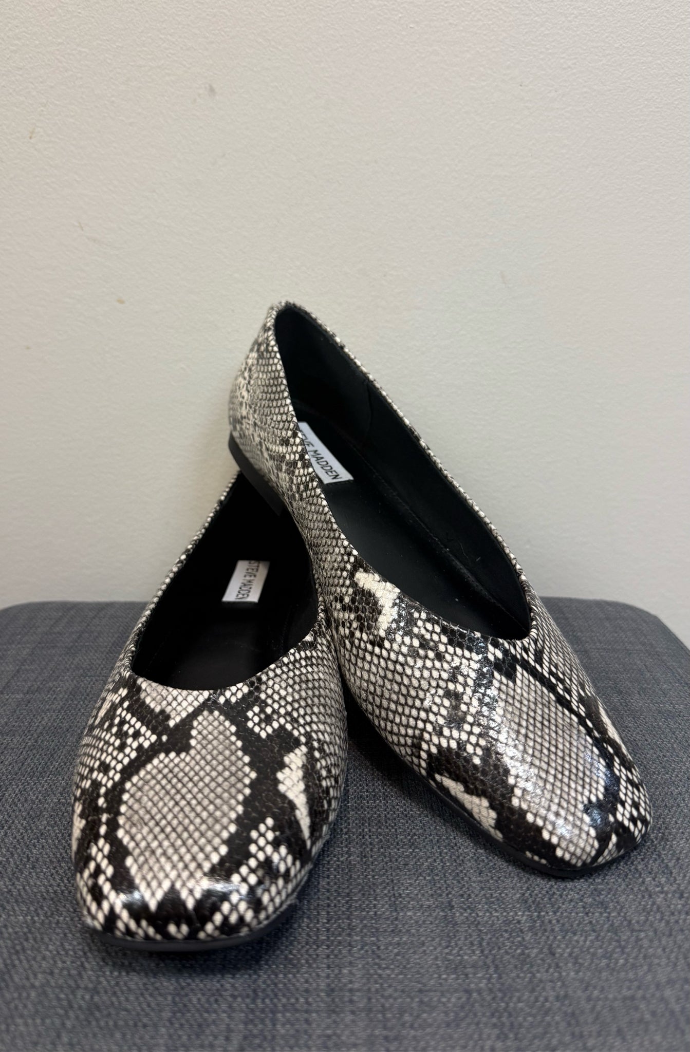 9.5 STEVE MADDEN SNAKE SHOES