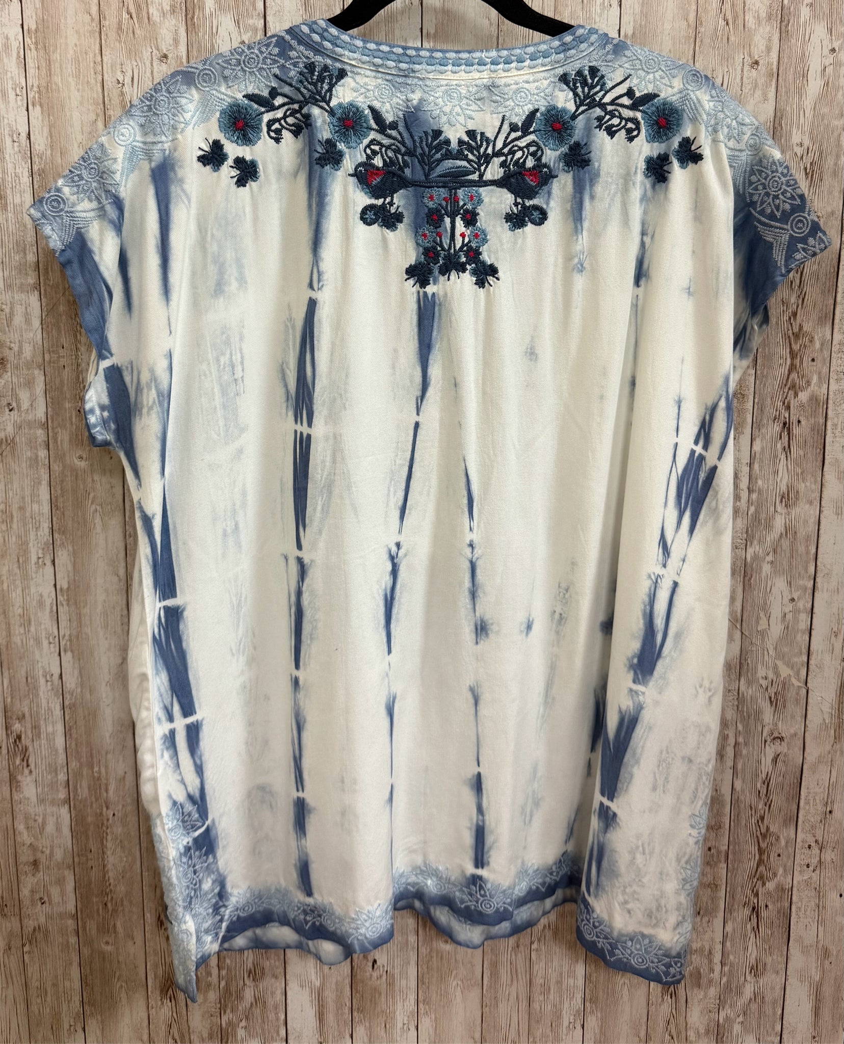 Size L SPIRITED WHITE AND BLUE FLORAL Top