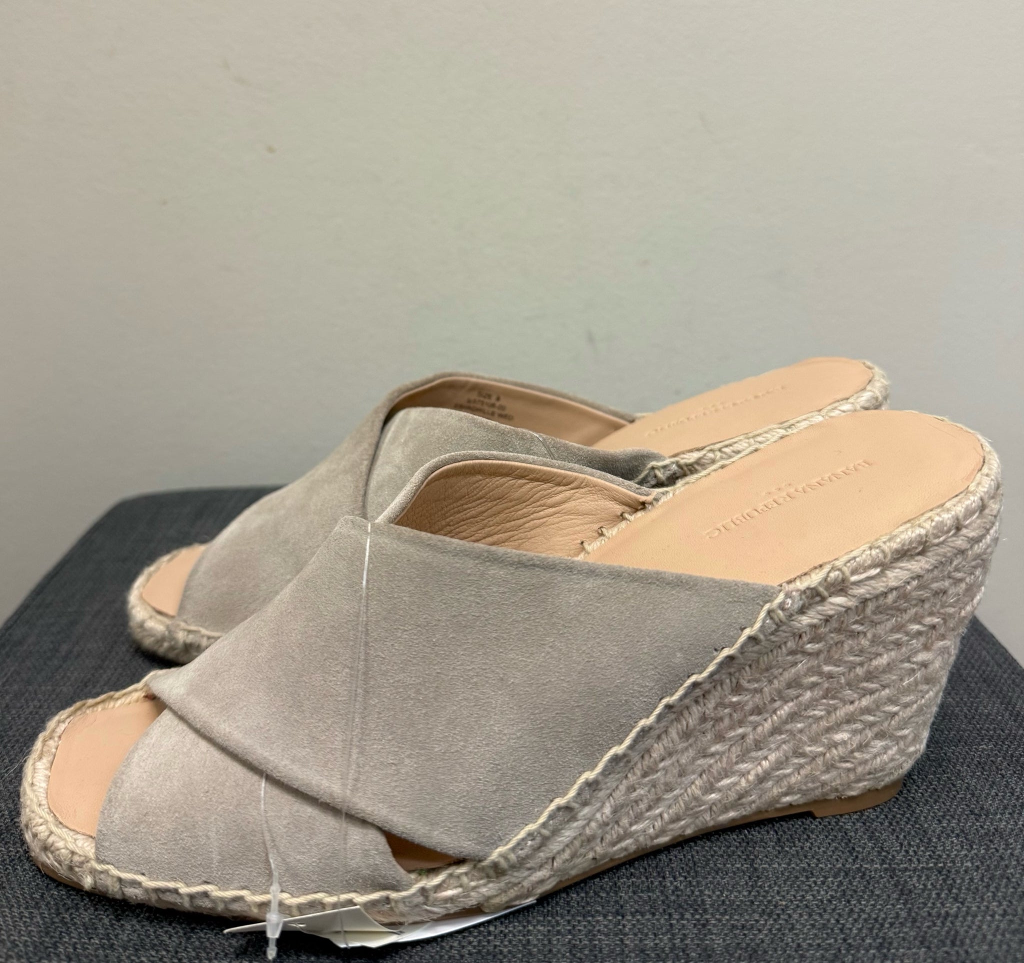 8 BANANA REPUBLIC Tan Wedges