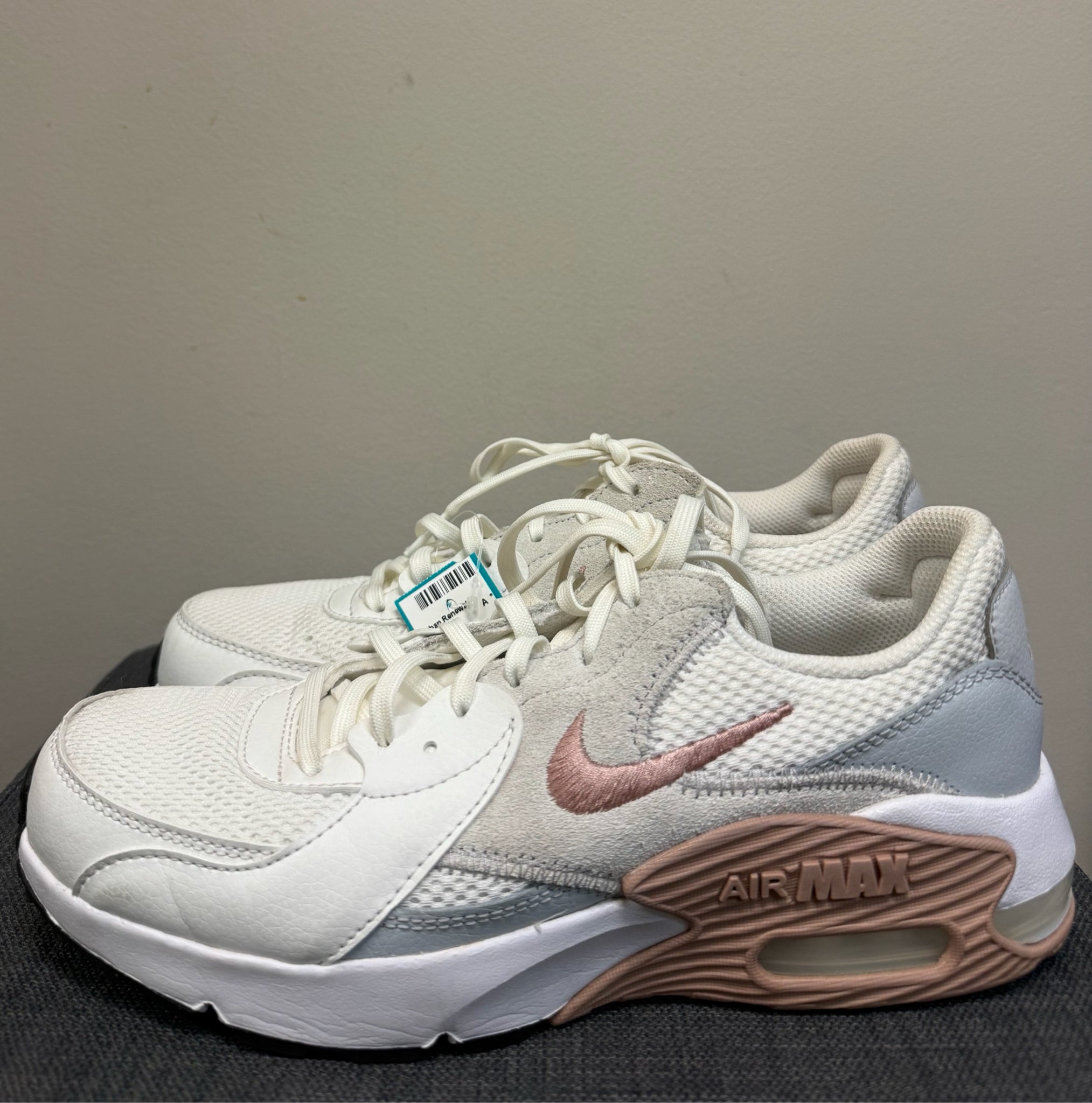 8.5 NIKE White Sneakers