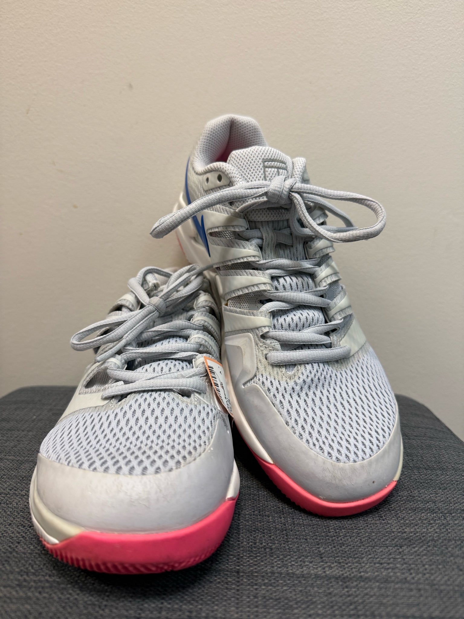 7.5 NIKE GREY SHOES