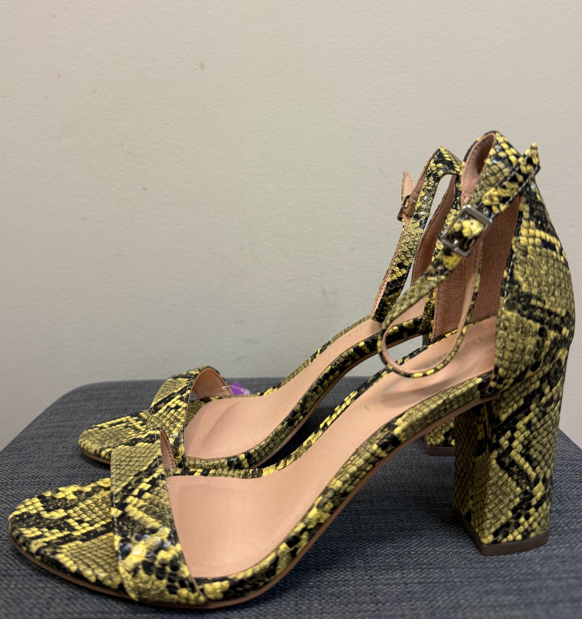 8.5 MADDEN GIRL BLACK AND YELLOW Sandals