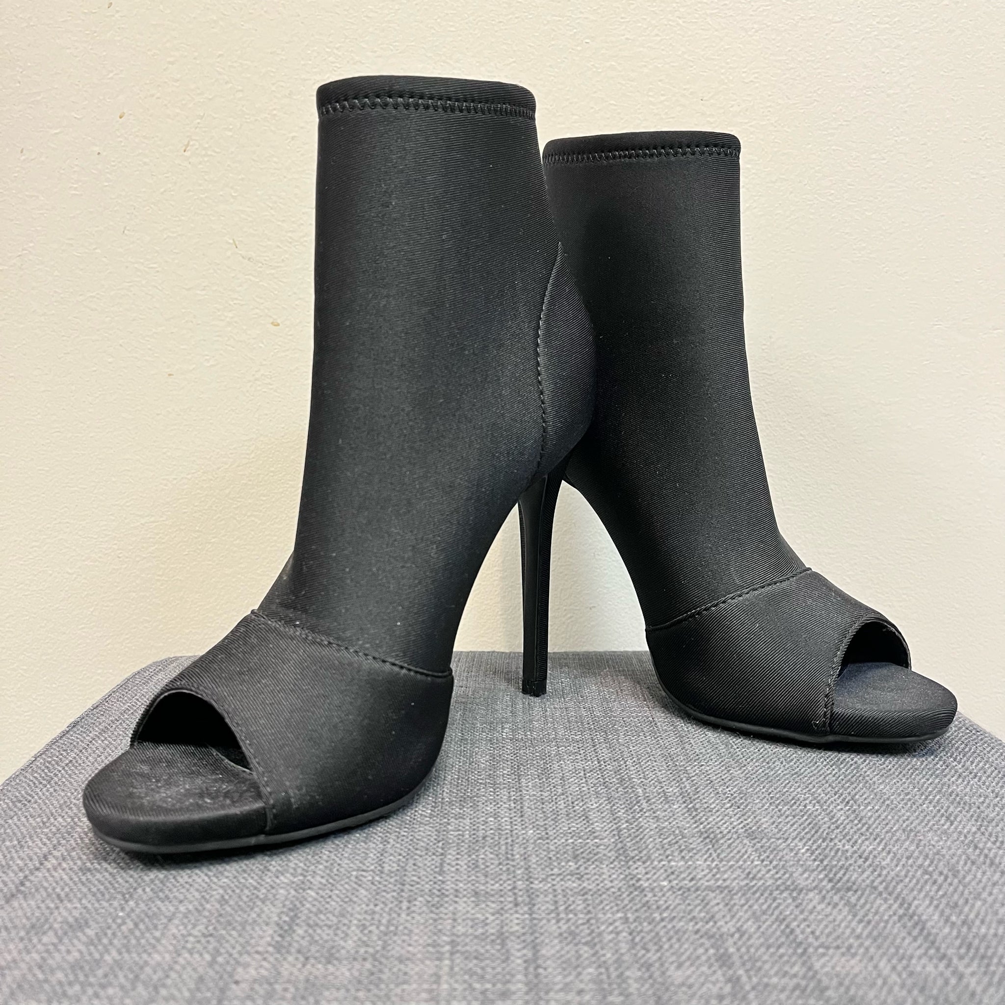 7 GUESS Black SHOES