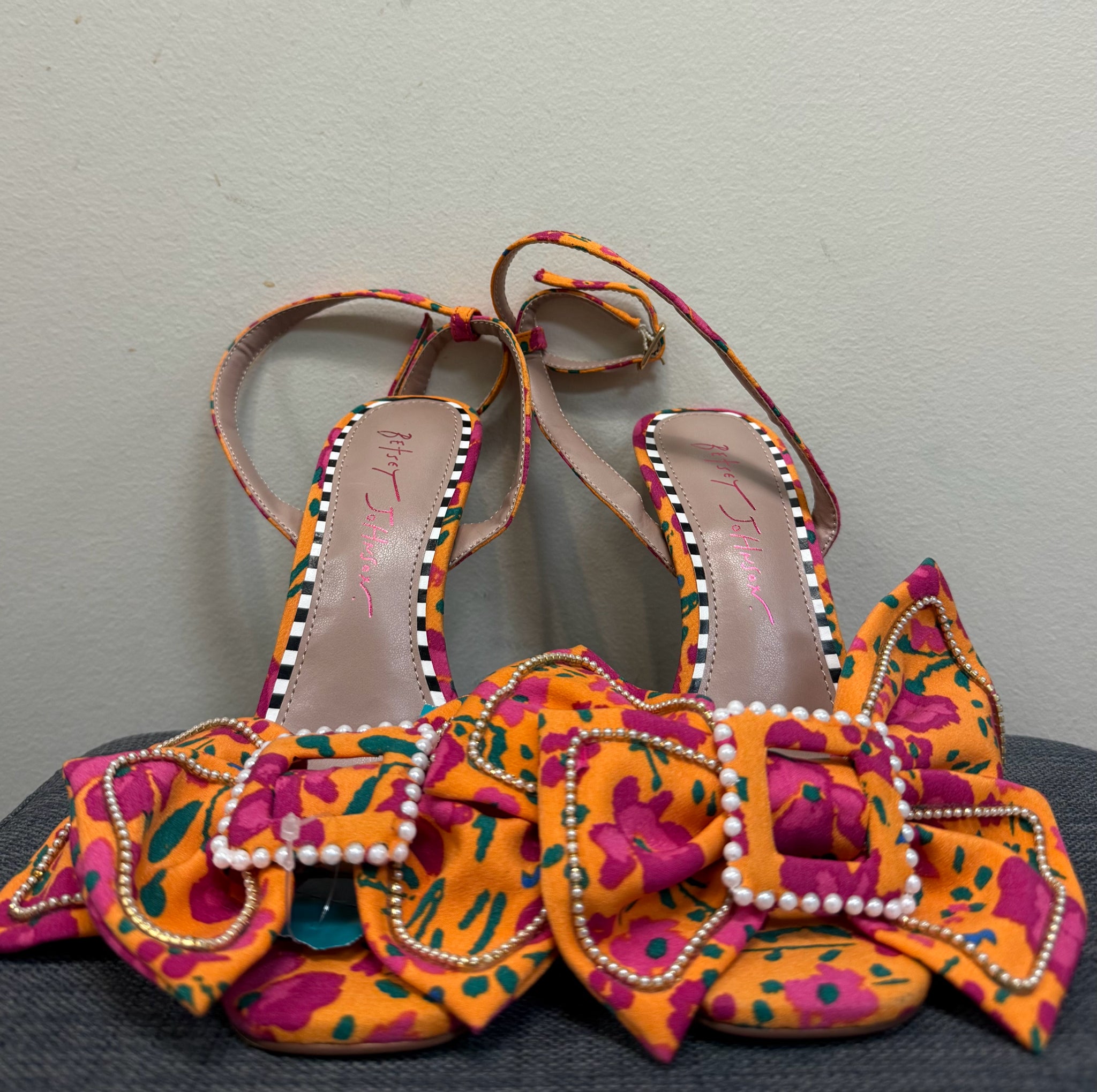 6 BETSEY JOHNSON ORANGE AND PINK Sandals