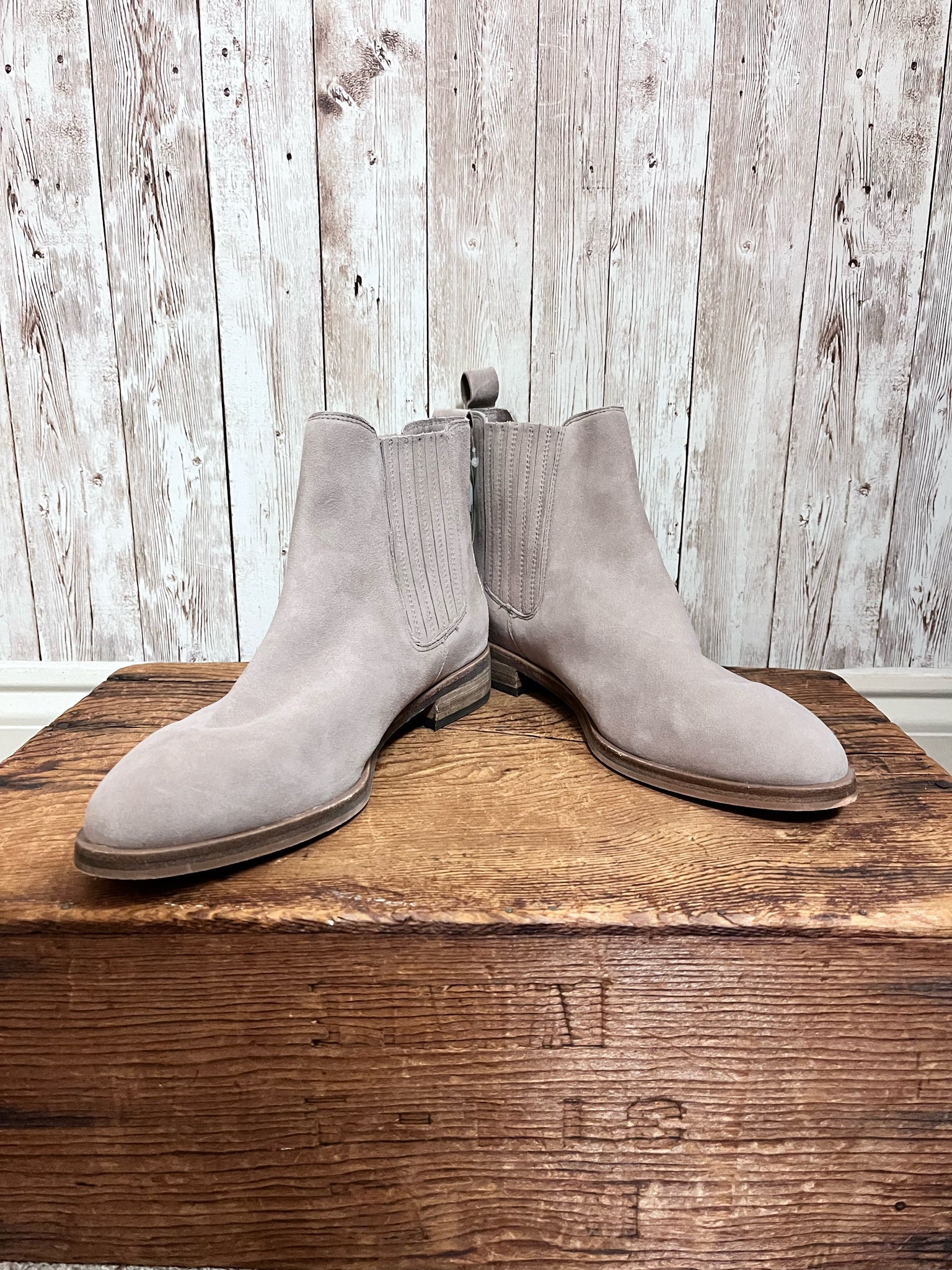 VINCE CAMUTO 7.5 CREAM SUEDE Boots