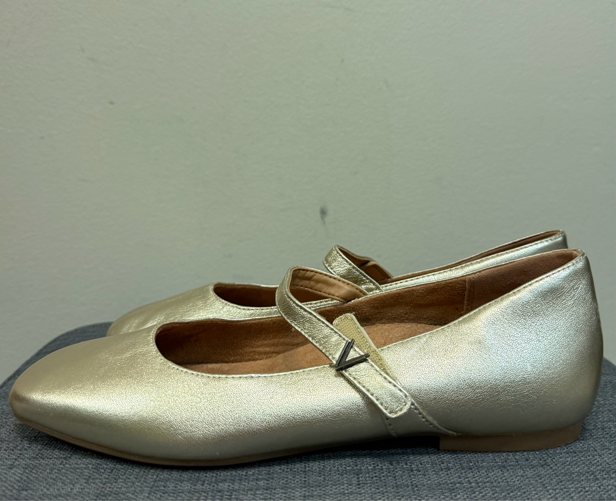 7 VIONIC Gold SHOES