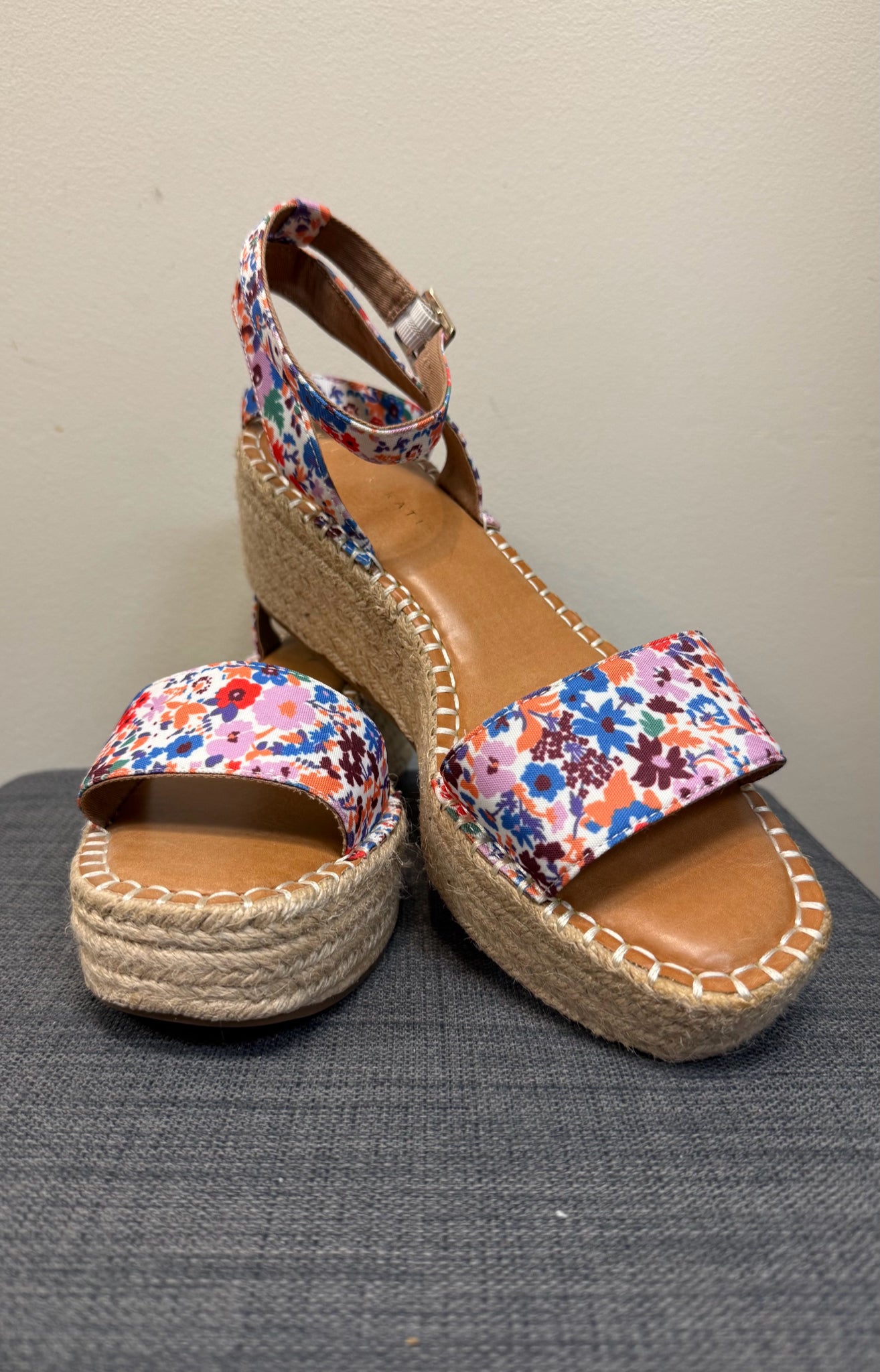 9.5 KELLY & KATIE FLORAL SHOES