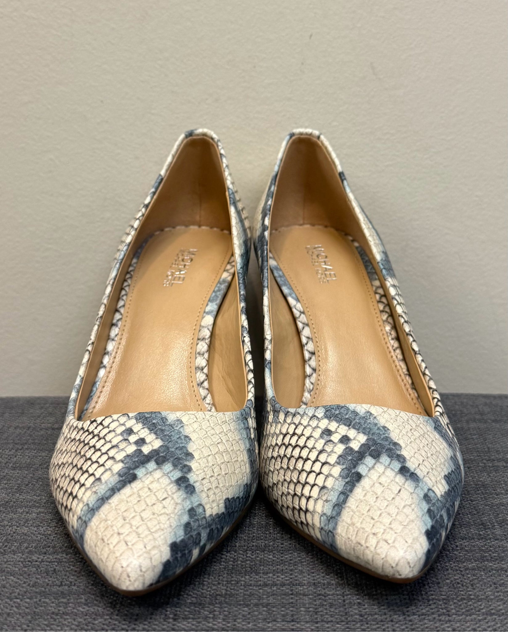 6 MICHAEL KORS CREAM SNAKE Pumps