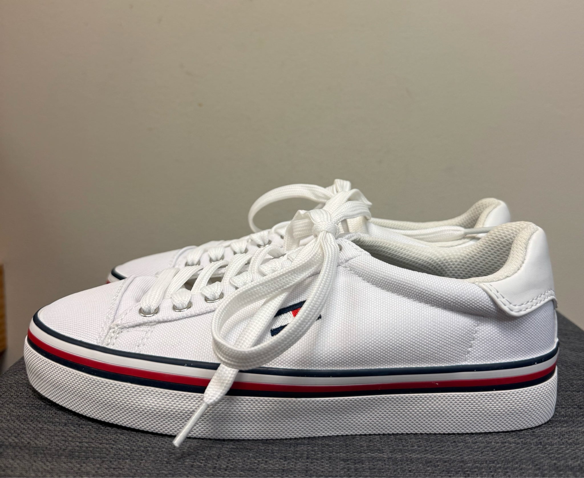 6 TOMMY HILFIGER White Sneakers
