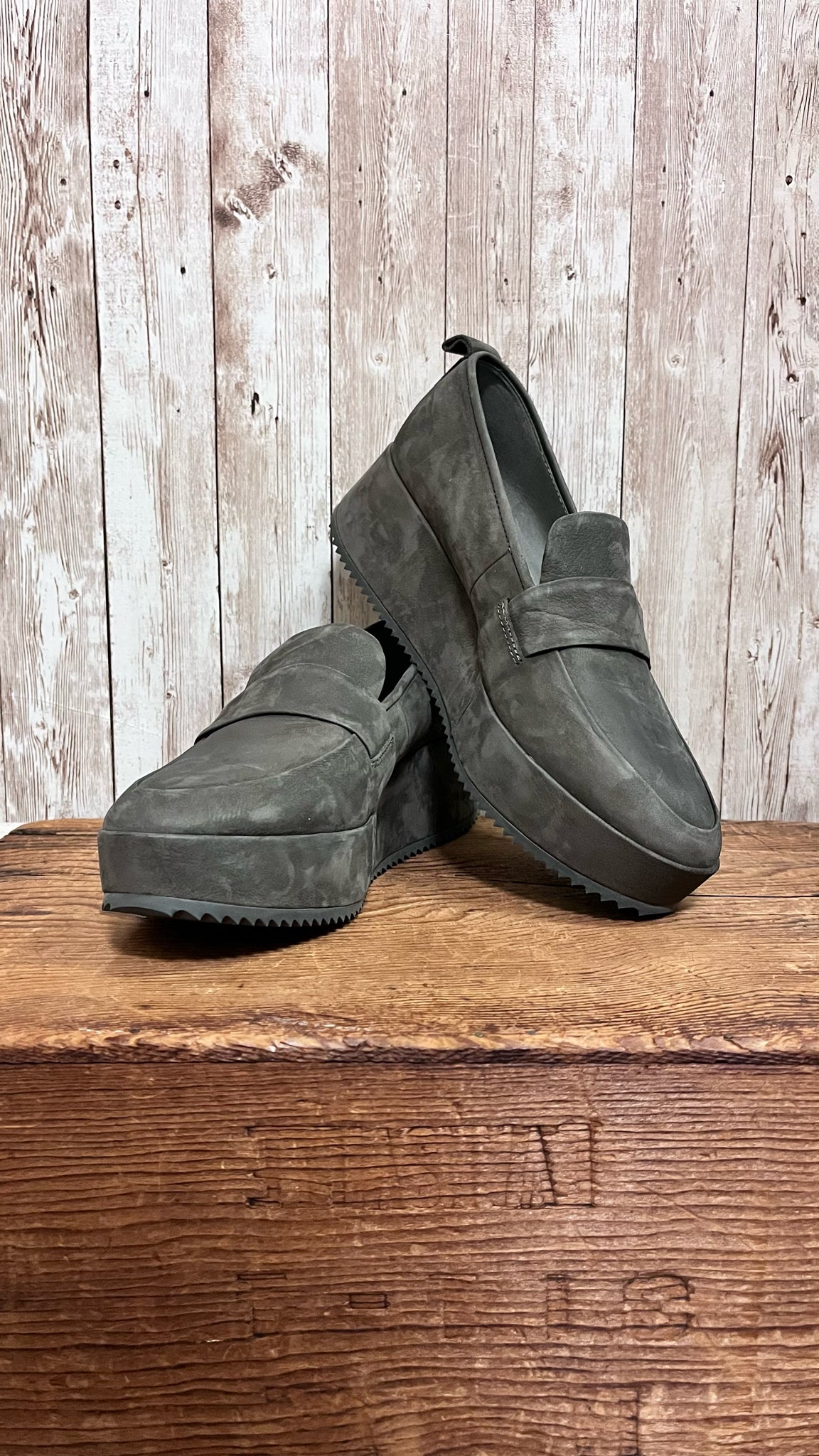 EILEEN FISHER 8.5 Gray SHOES