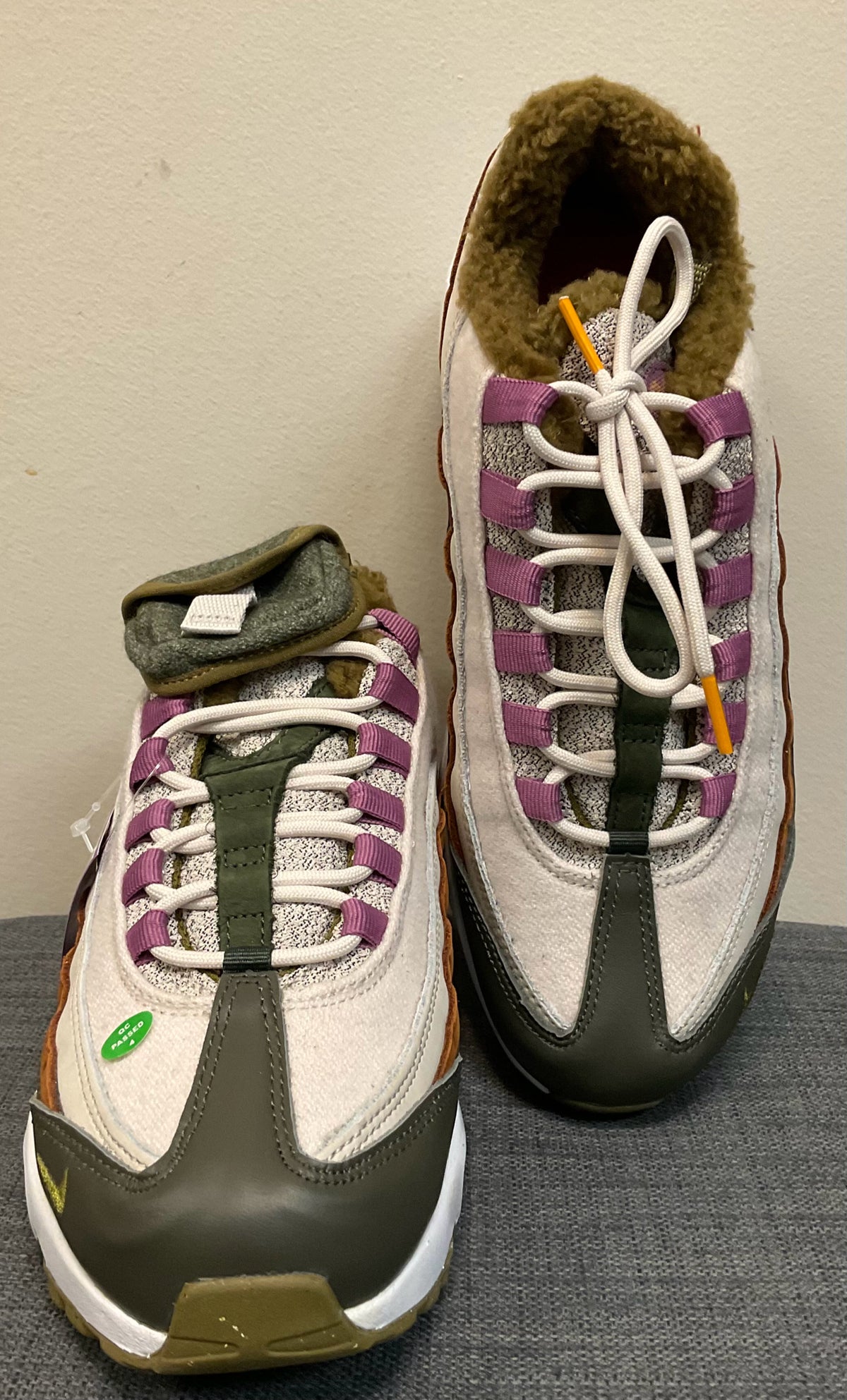 7 NIKE OLIVE AND WHITE SHOES