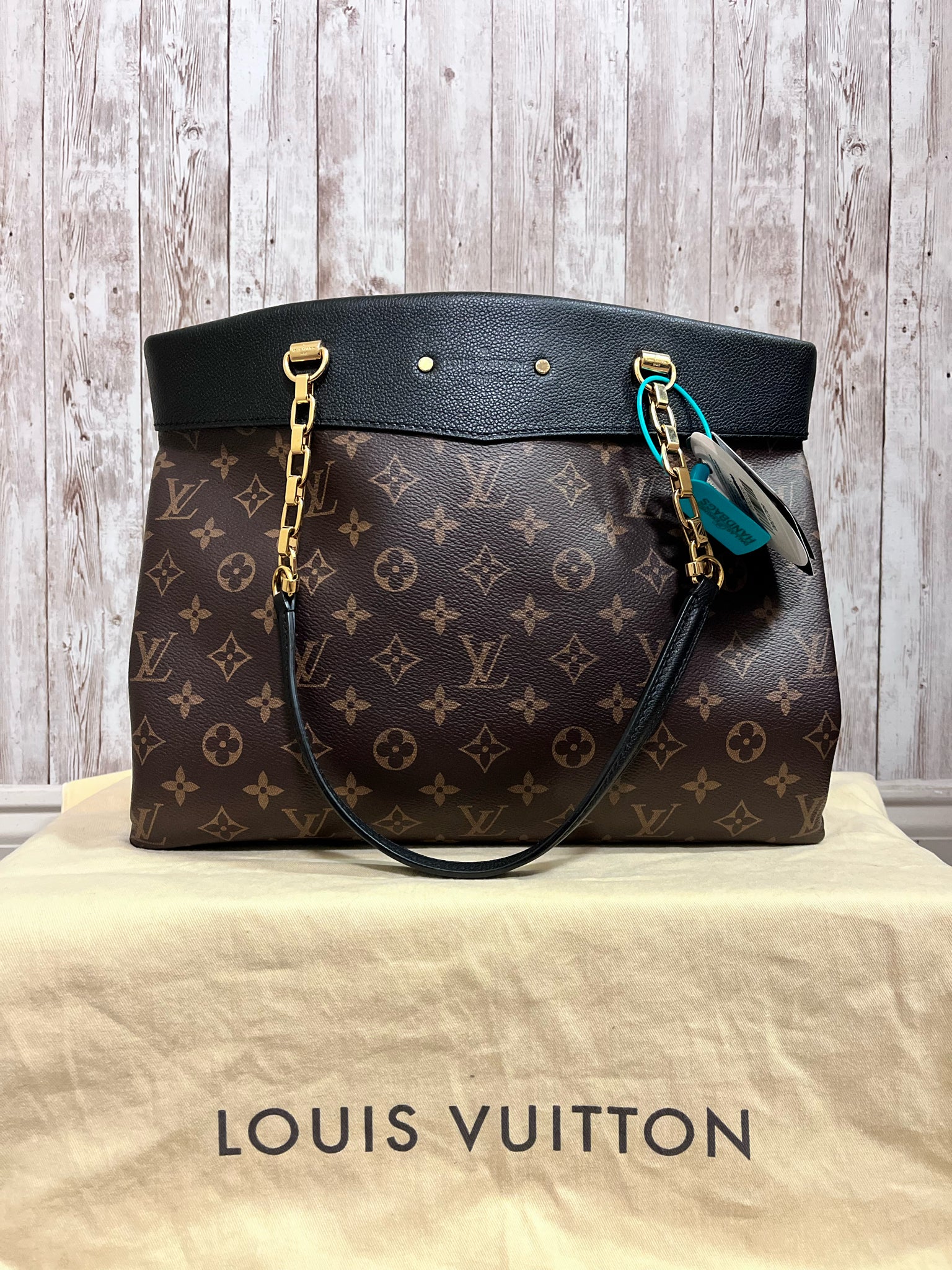 LOUIS VUITTON Tote