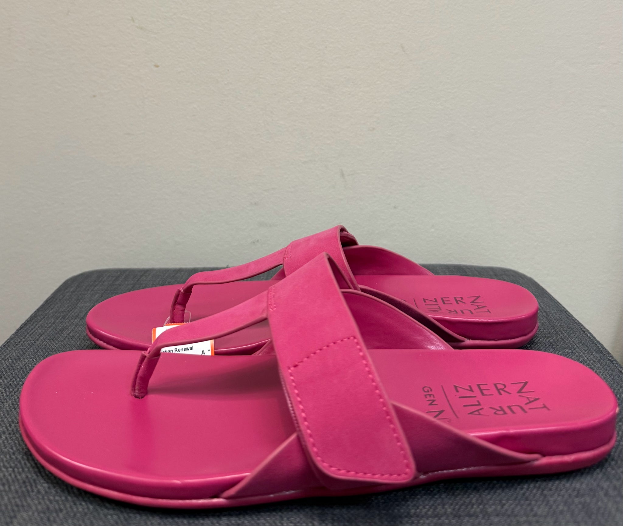 7.5 NATURALIZER Pink Sandals