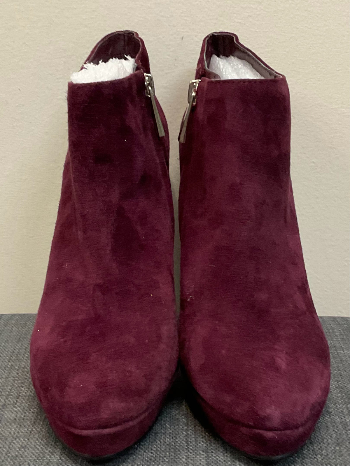 6.5 VINCE CAMUTO GARNET Boots