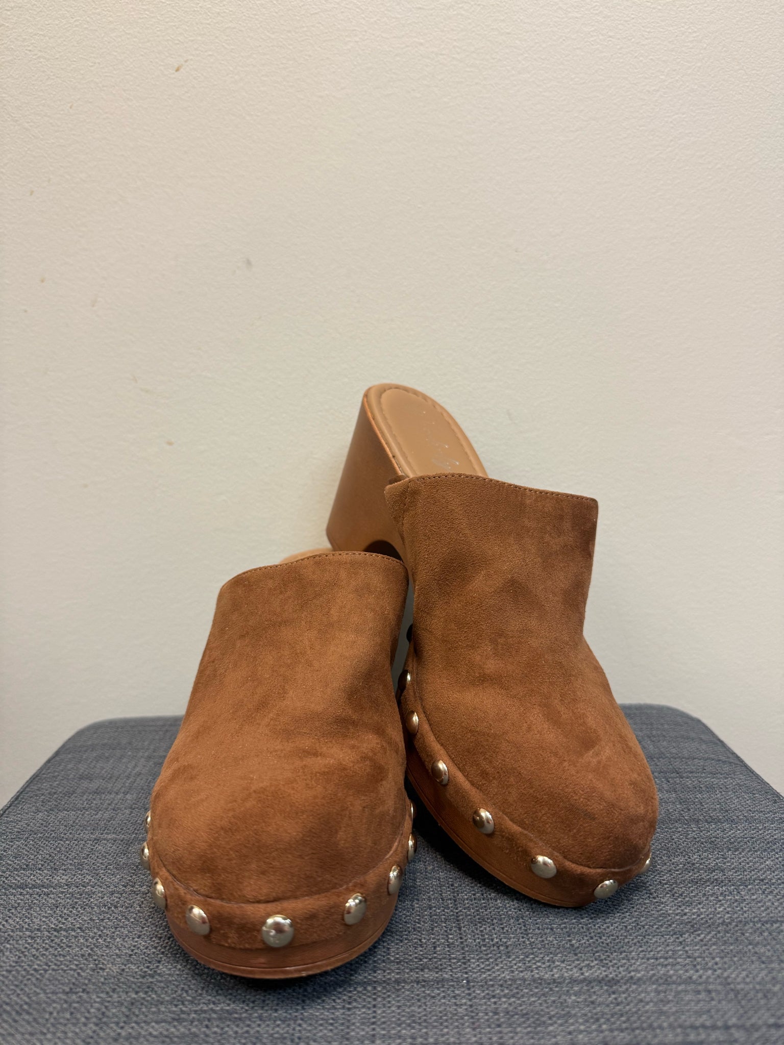 9 WONDERLY Brown Clogs