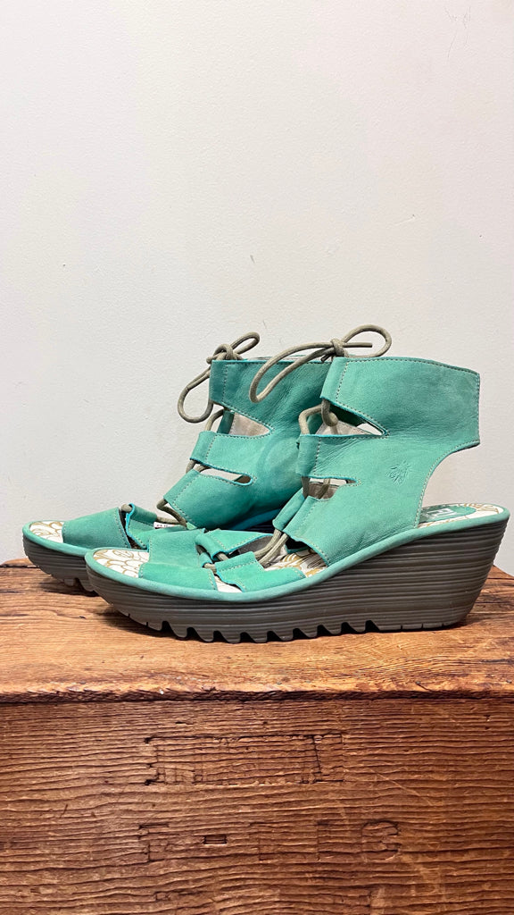 11 FLY LONDON Green Sandals