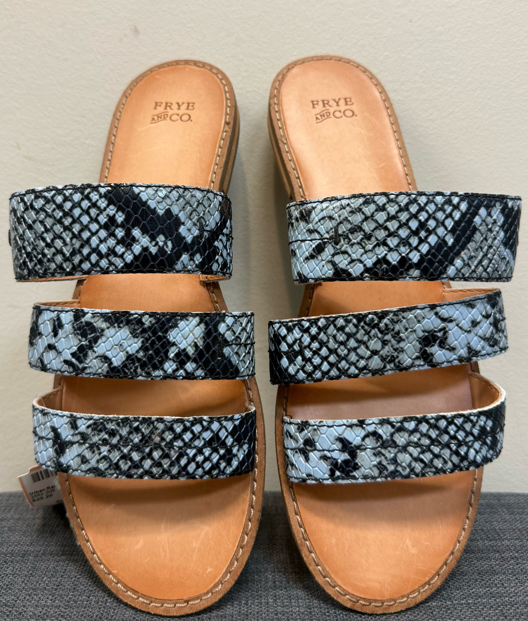 7.5 FRYE AND CO BLUE SNAKE Sandals