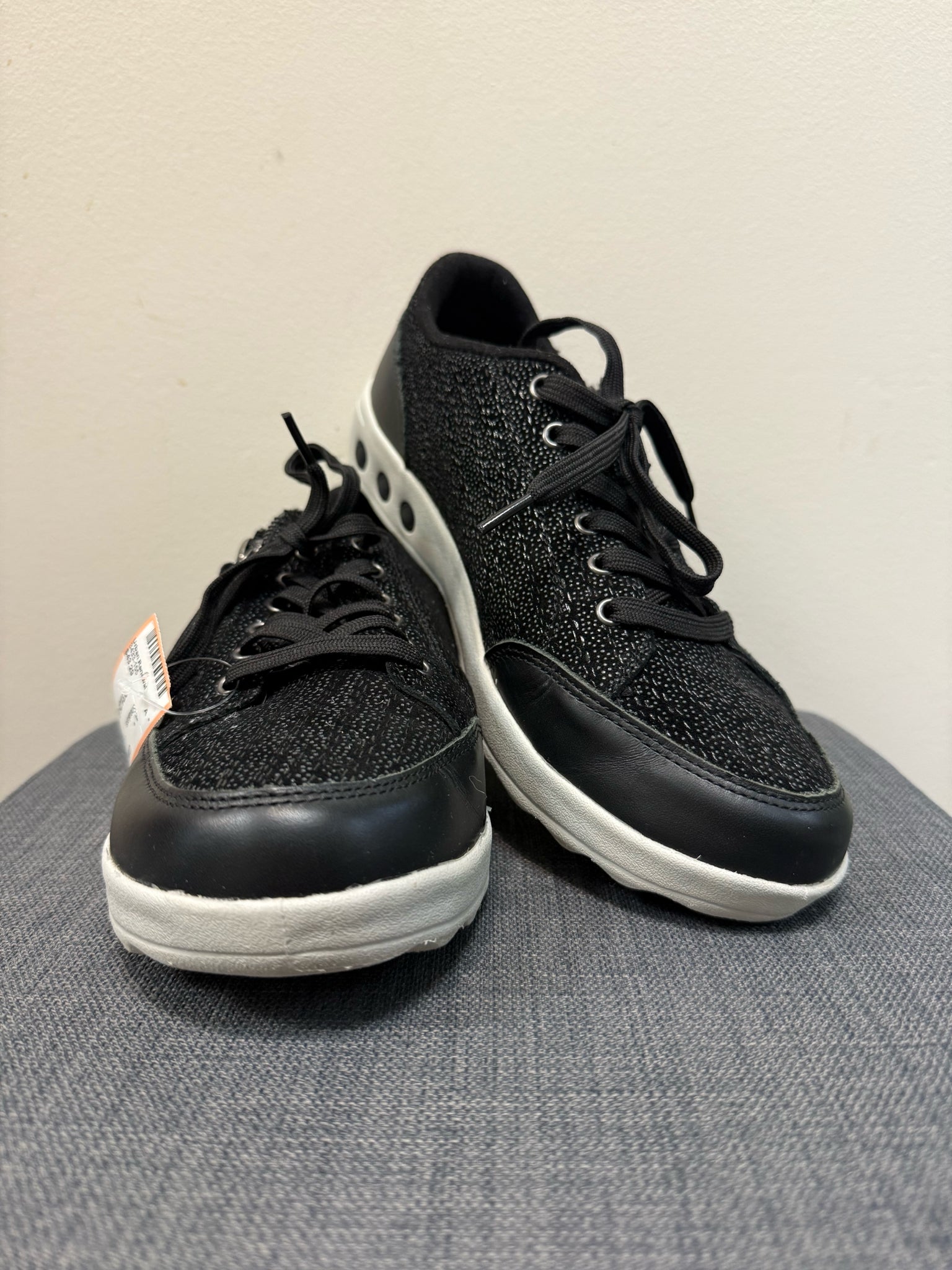 THERAFIT 9.5 Black Sneakers