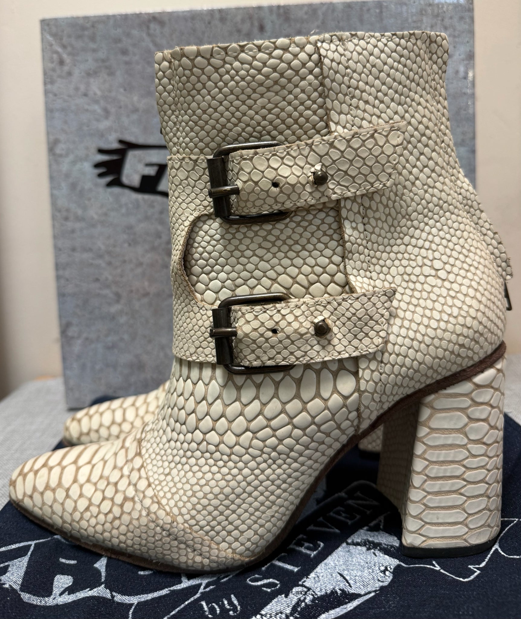 FREEBIRD 10 Beige Boots