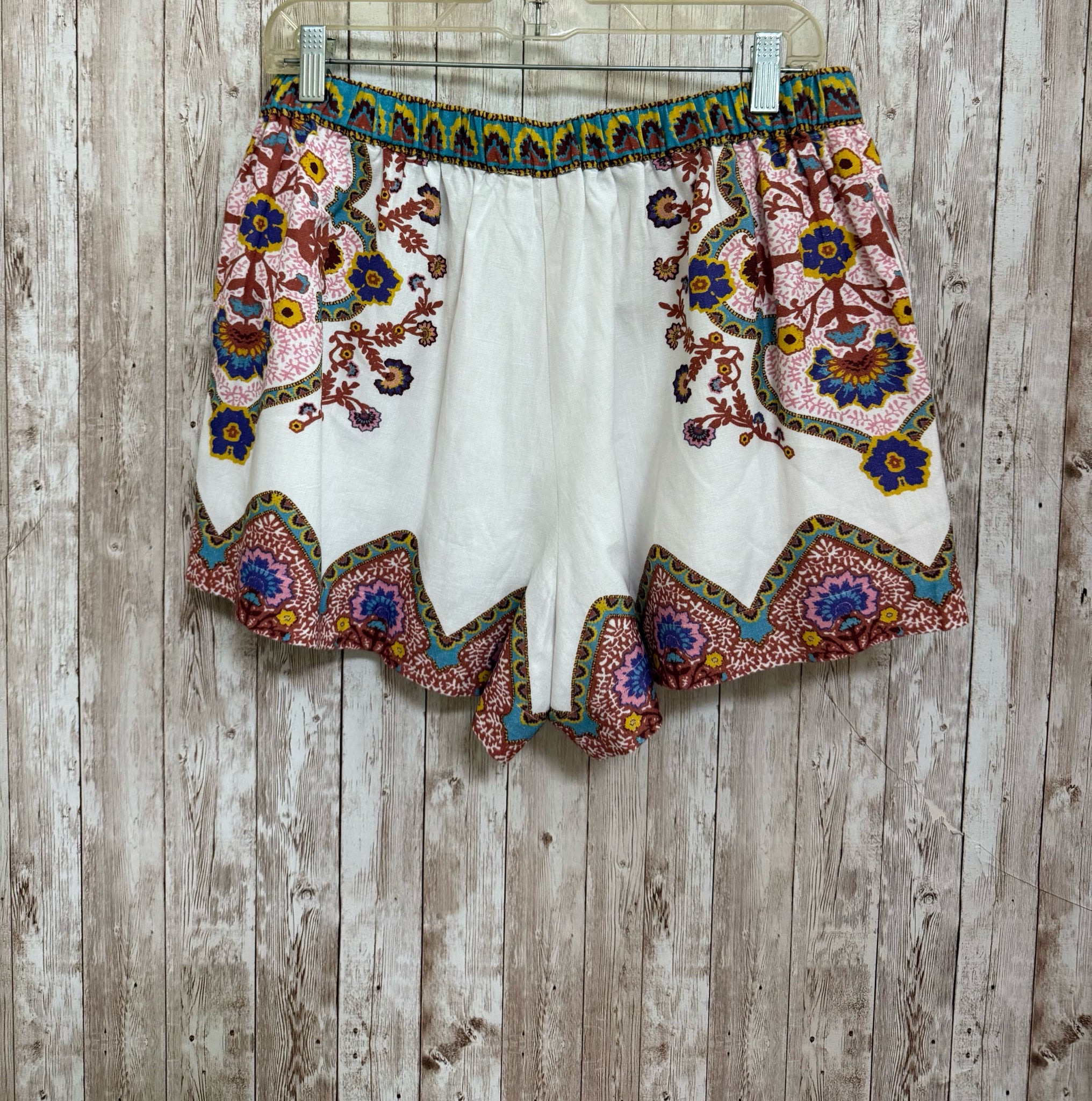 C LEOBELLA Size M WHITE AND PINK FLORAL Shorts