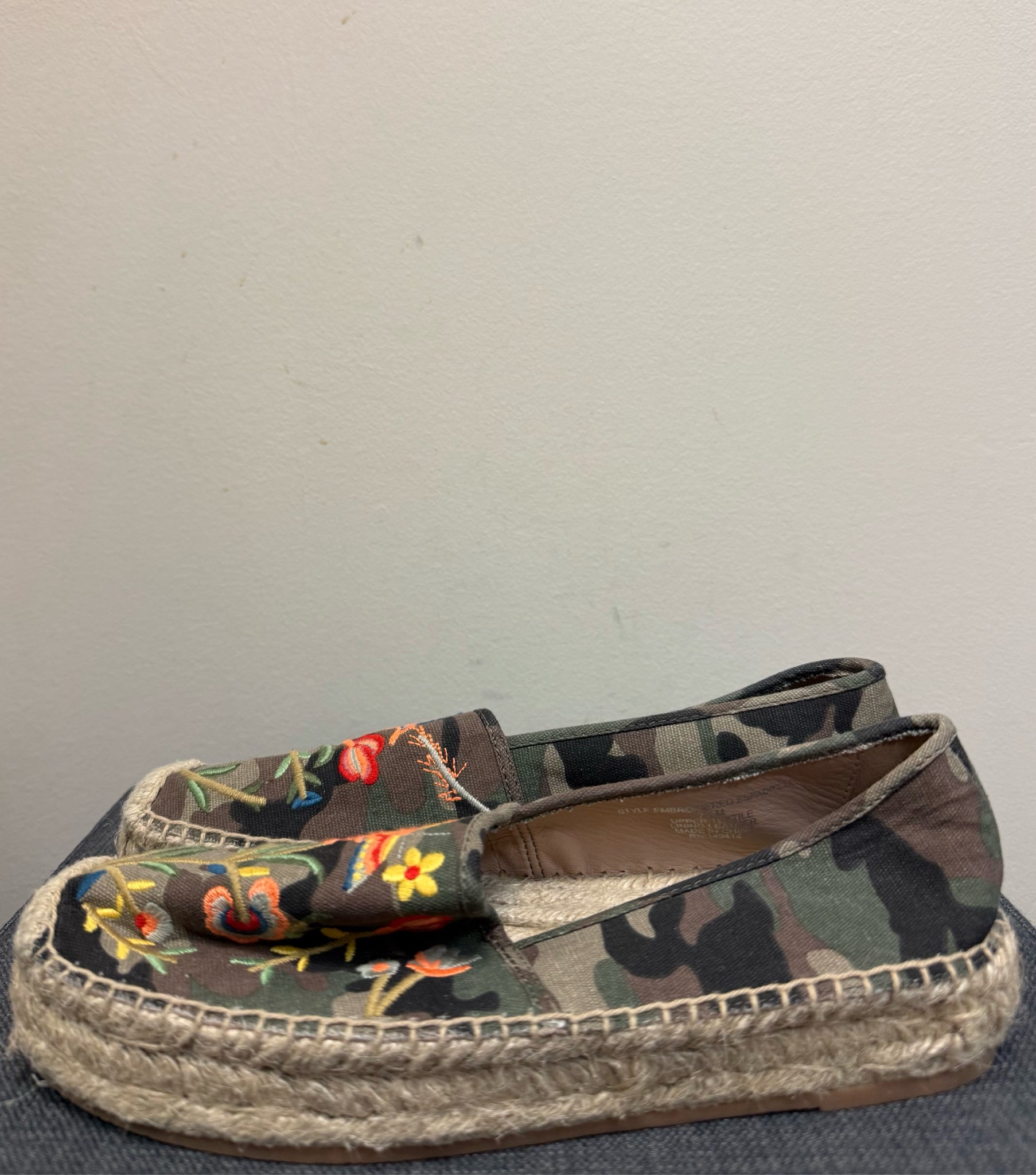 7.5 JOHNNY WAS MULTI FLORAL SHOES