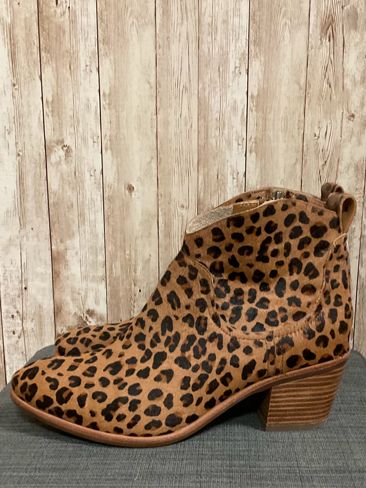 8.5 UGG LEOPARD Boots