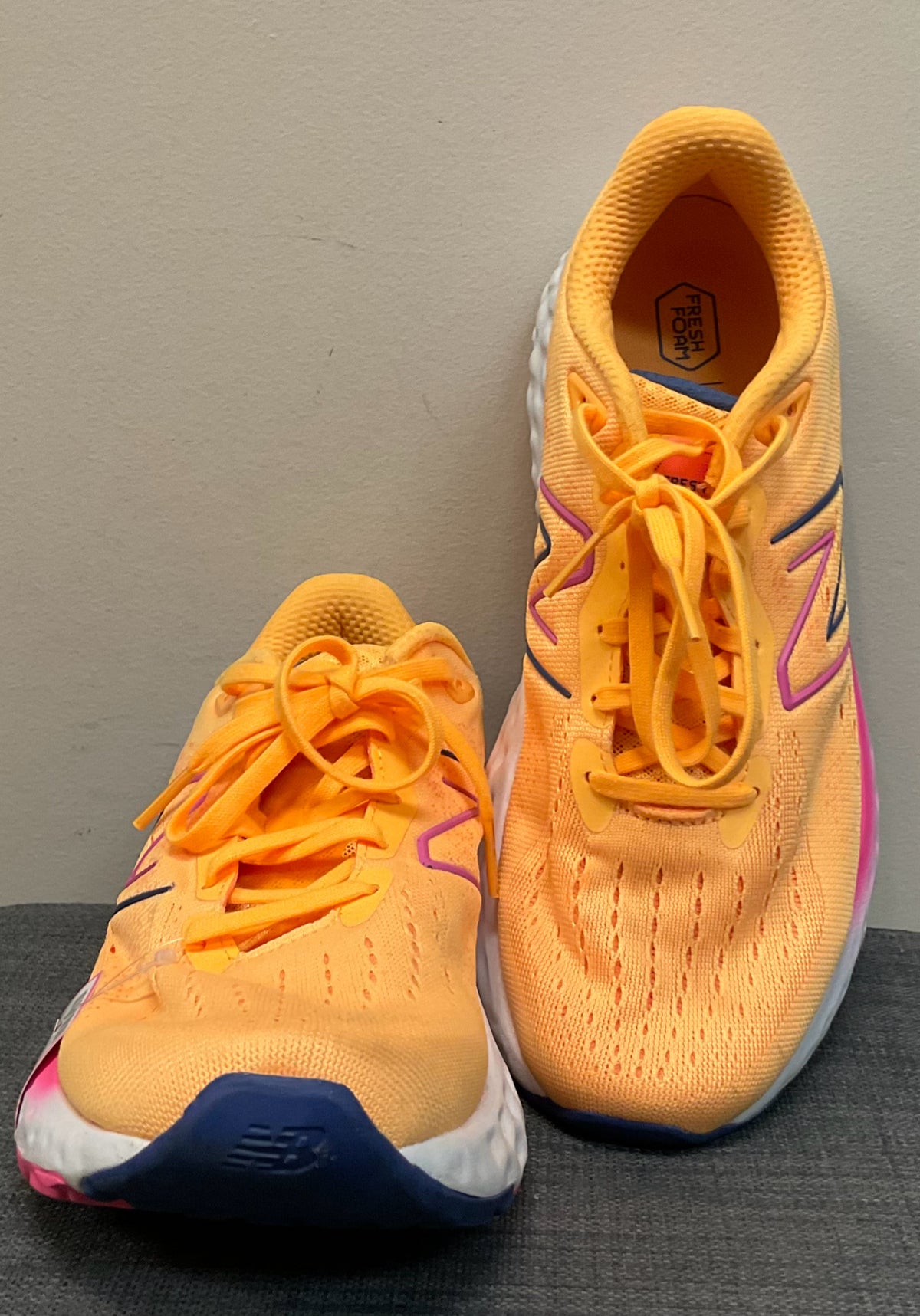 10 NEW BALANCE Orange Sneakers