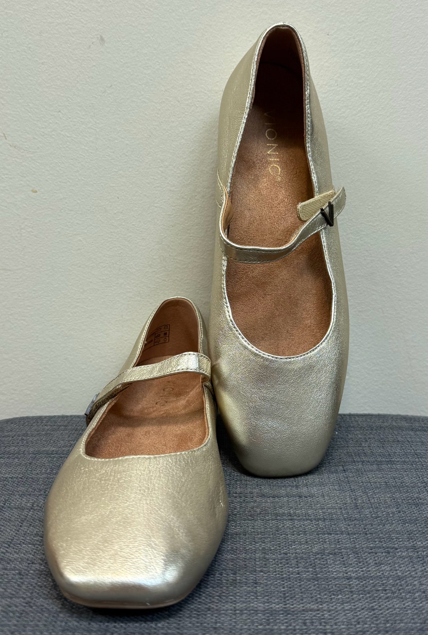 7 VIONIC Gold SHOES