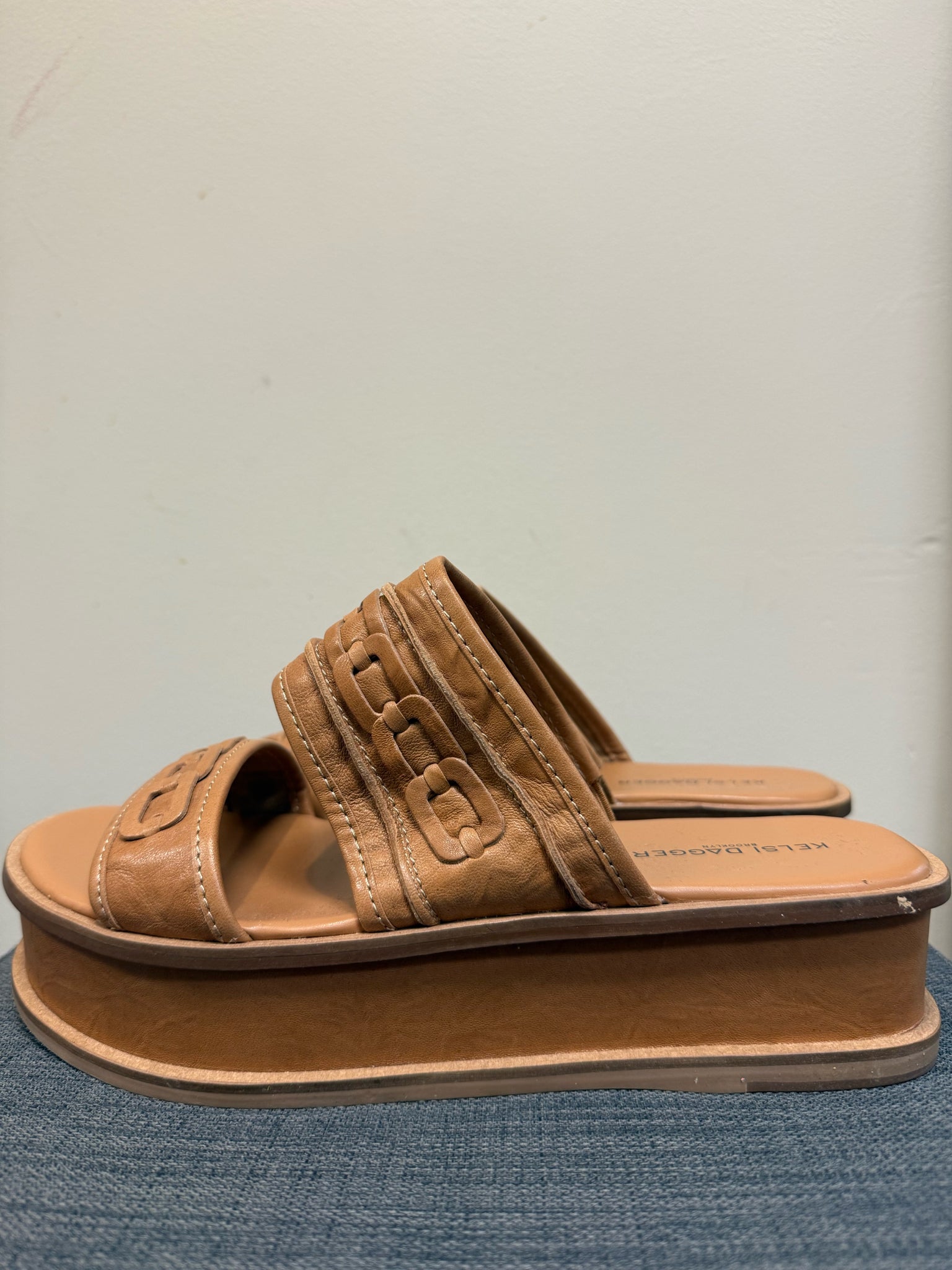 10 KELSI DAGGER Tan Sandals